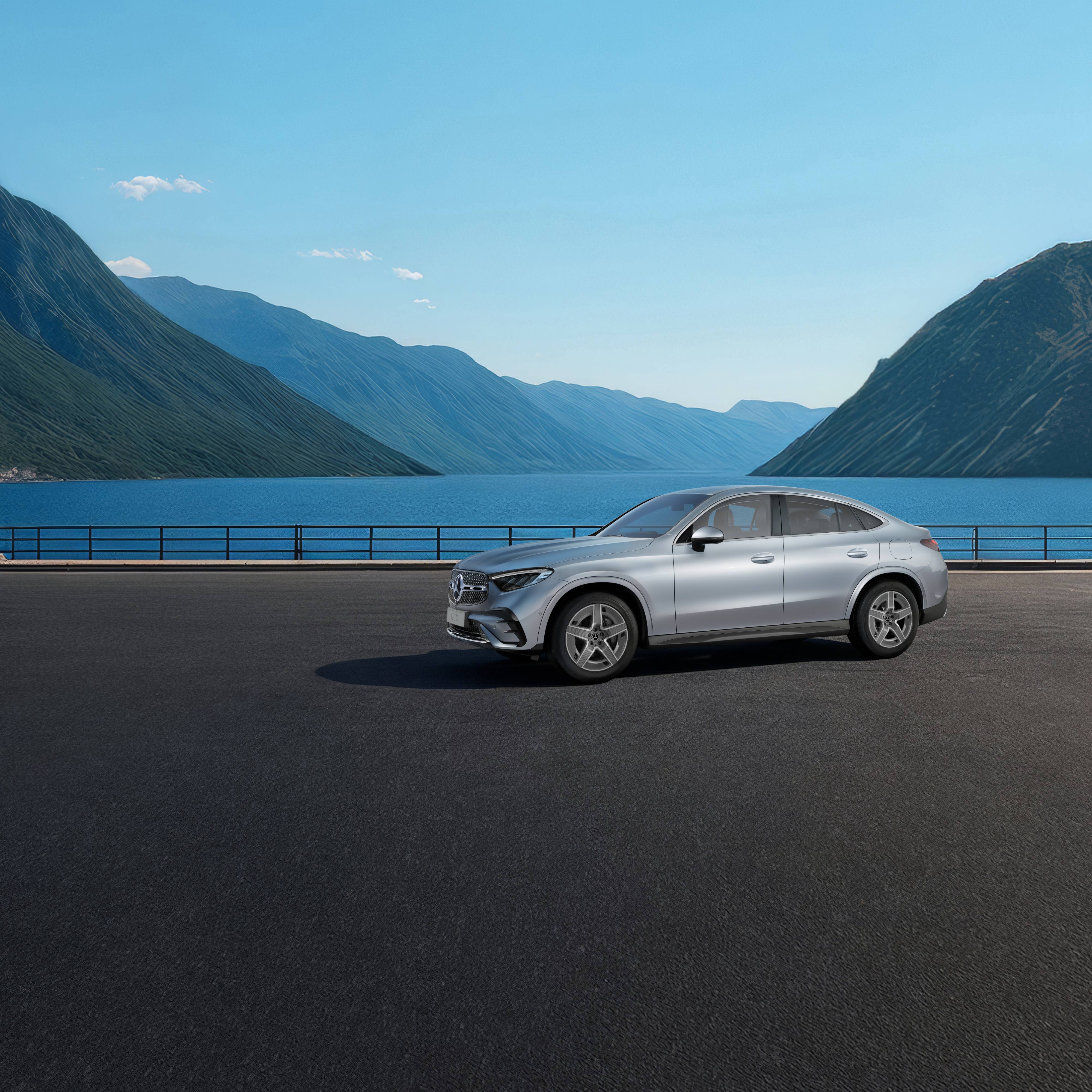 GLC Coupé con sullo sfondo un lago