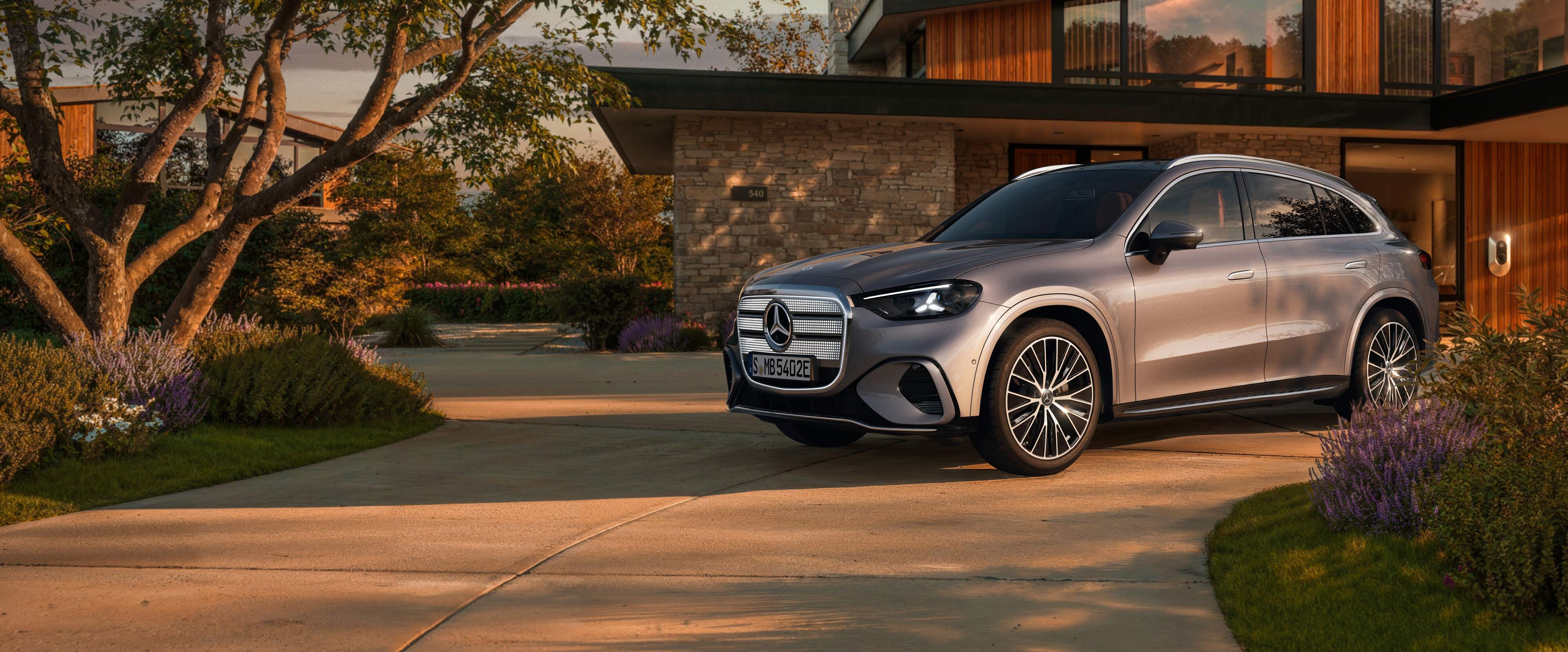 Nuova GLC elettrica con sullo sfondo un'abitazione