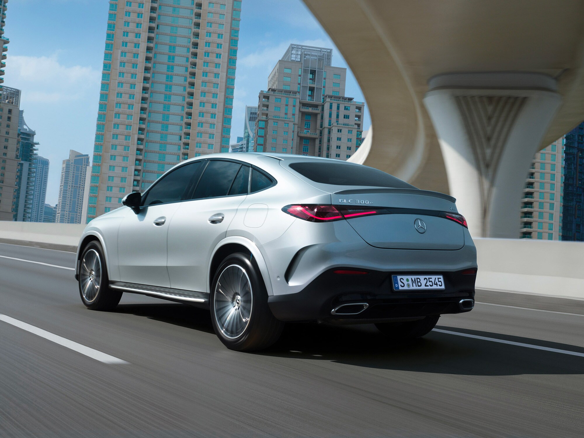 GLC Coupé con vista posteriore con sullo sfondo un palazzo