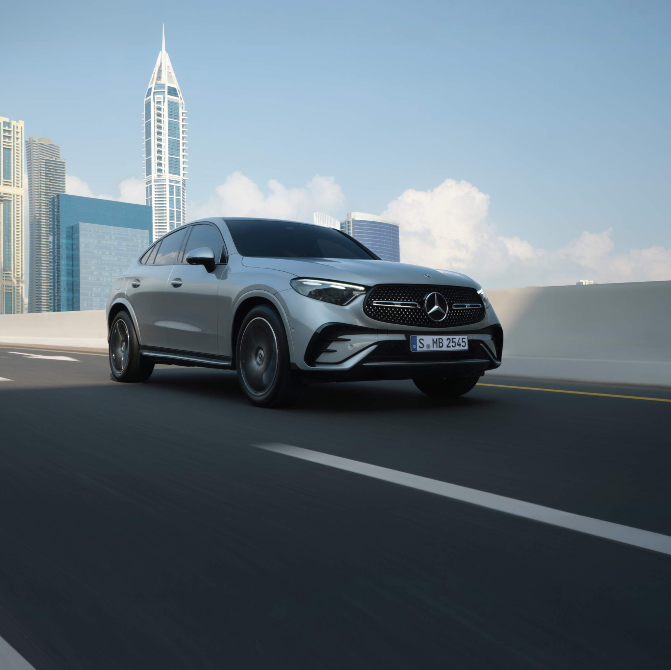 GLC Coupé con vista frontale e sullo sfondo dei palazzi