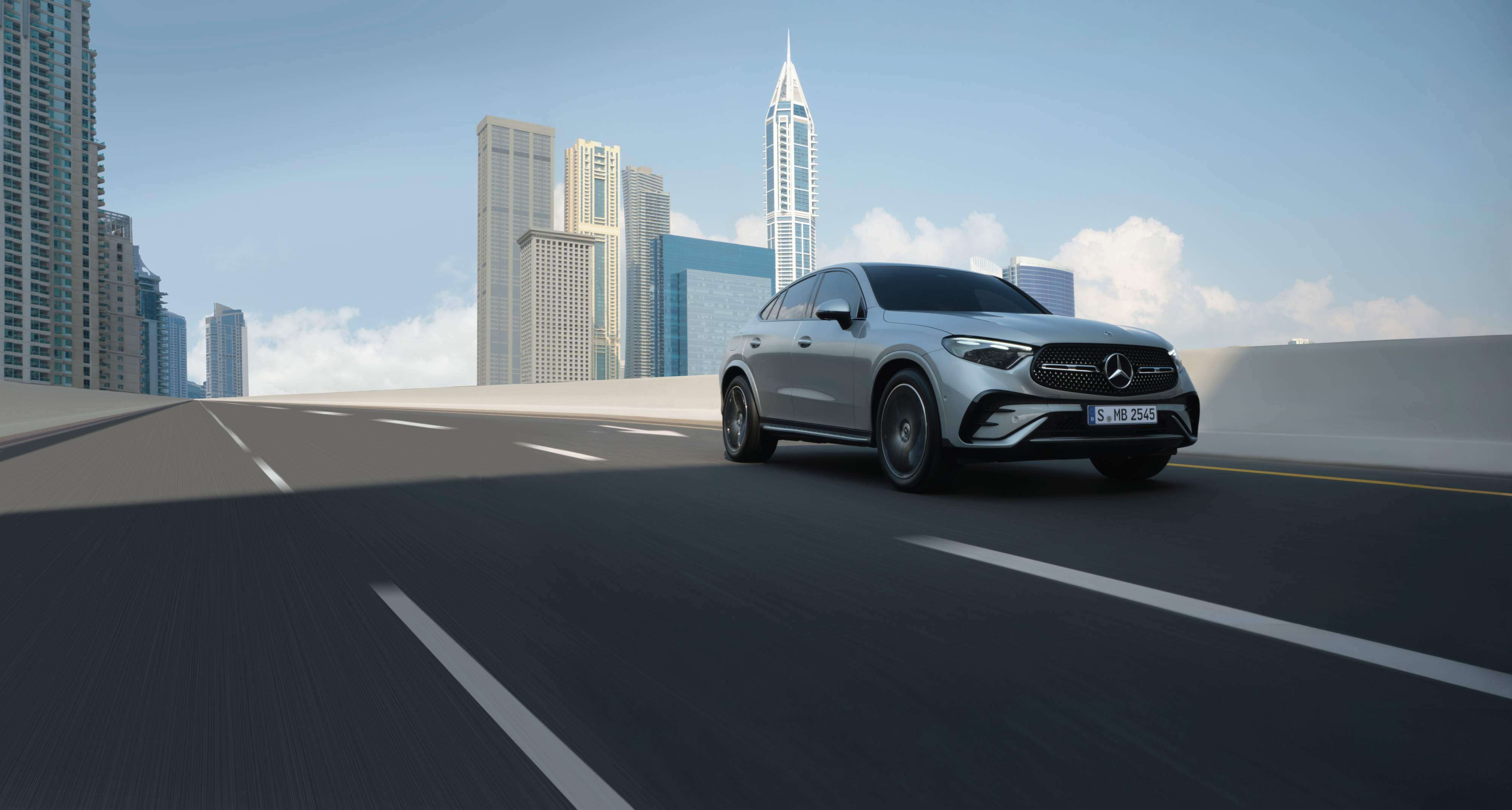 GLC Coupé con vista frontale e sullo sfondo dei palazzi