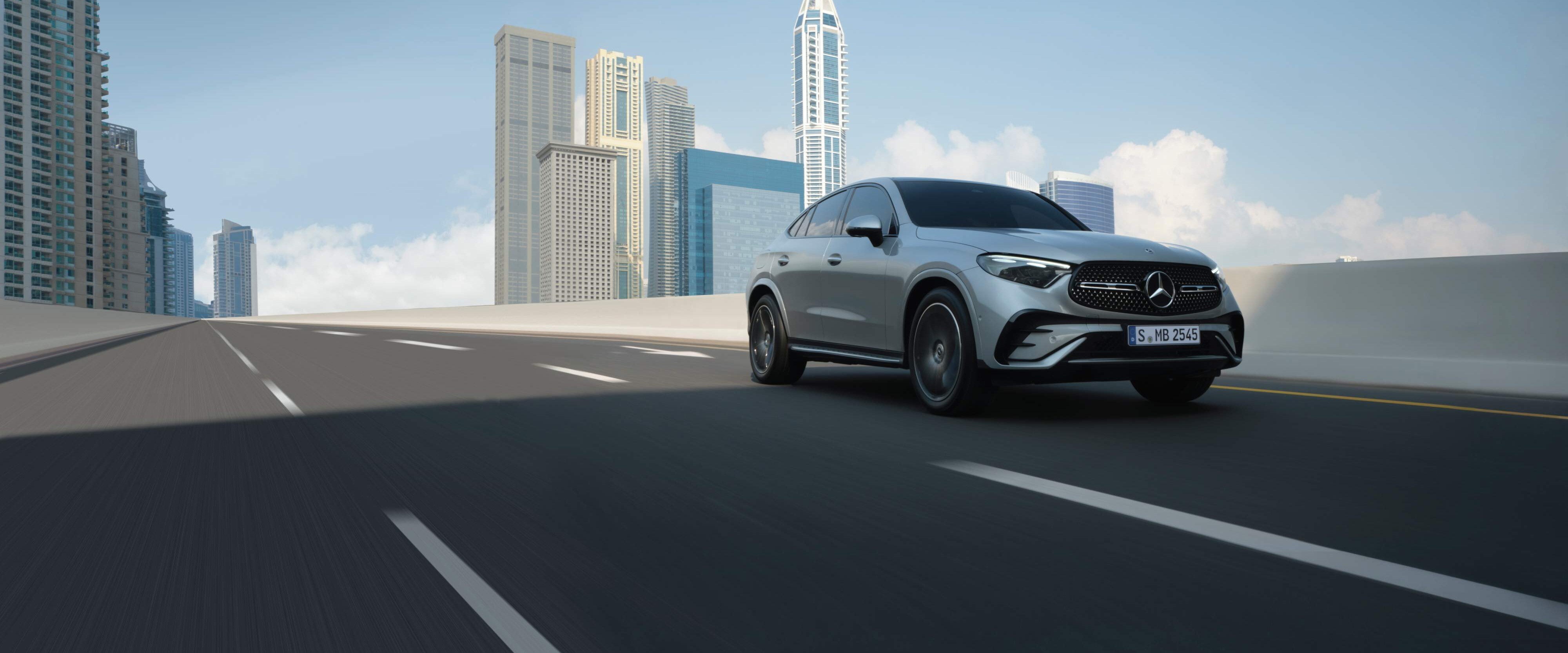 GLC Coupé in posizione laterale con frontale in vista