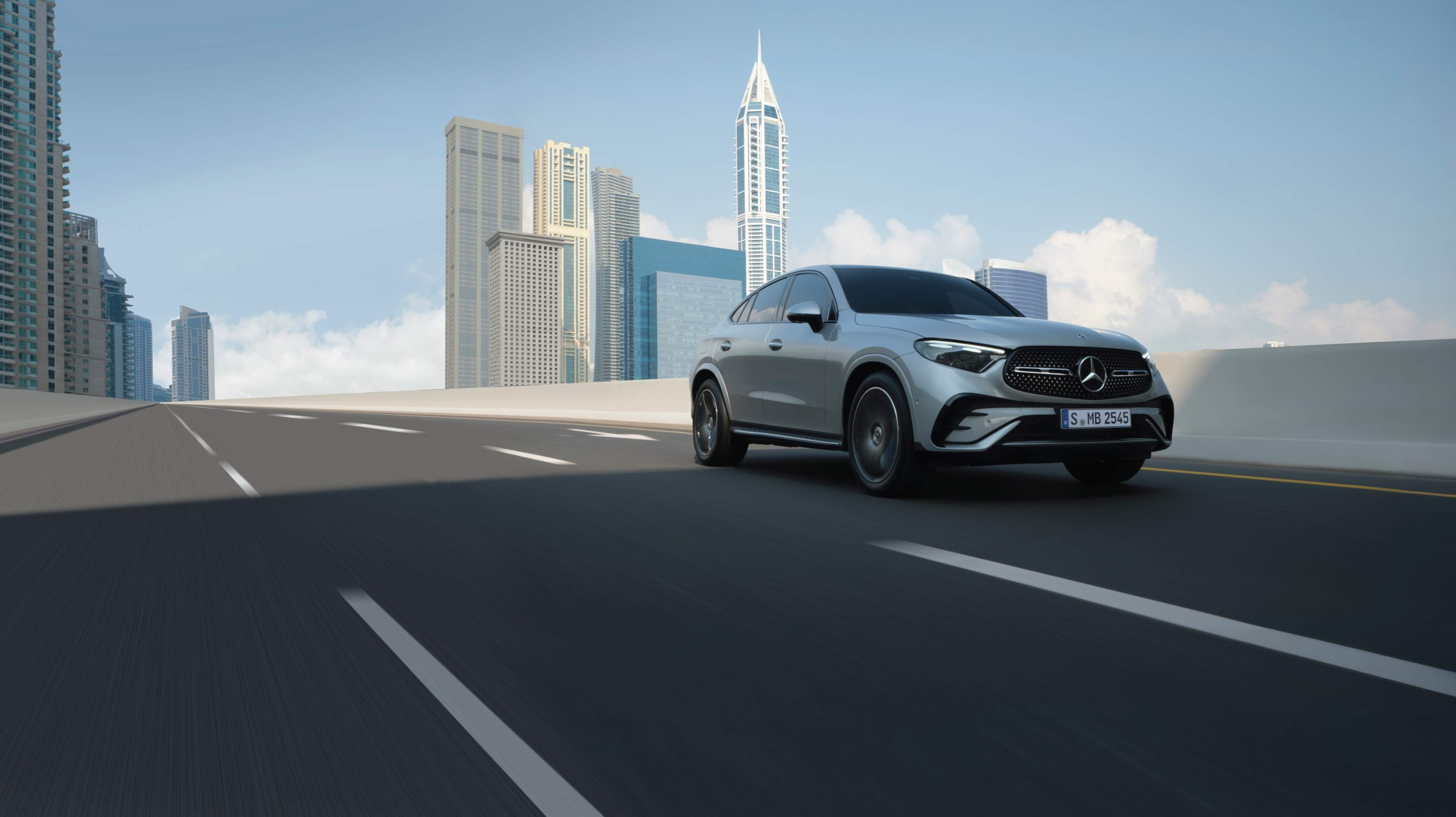 GLC Coupé vista laterale su una strada con tre corsie