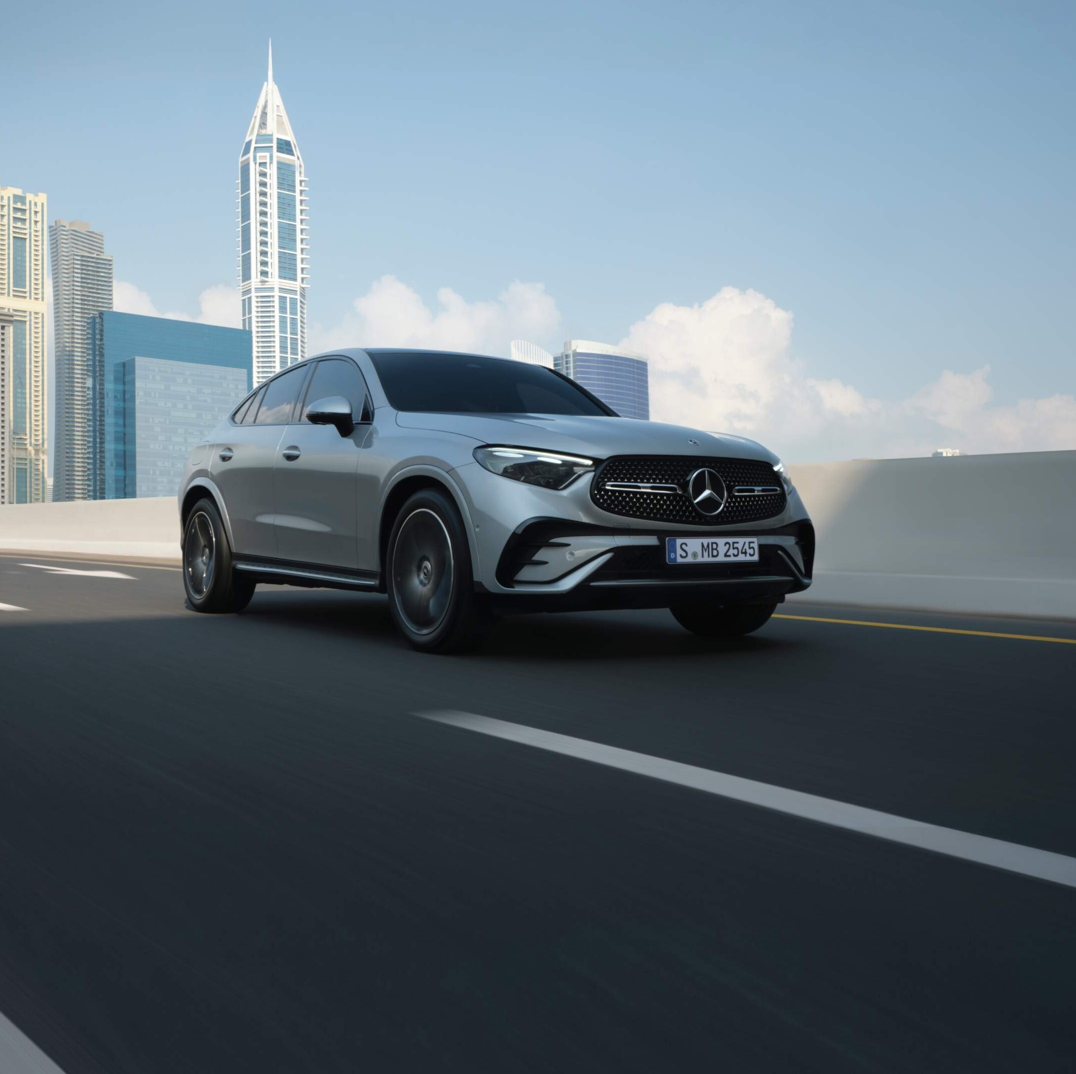 GLC Coupé vista laterale su una strada con tre corsie