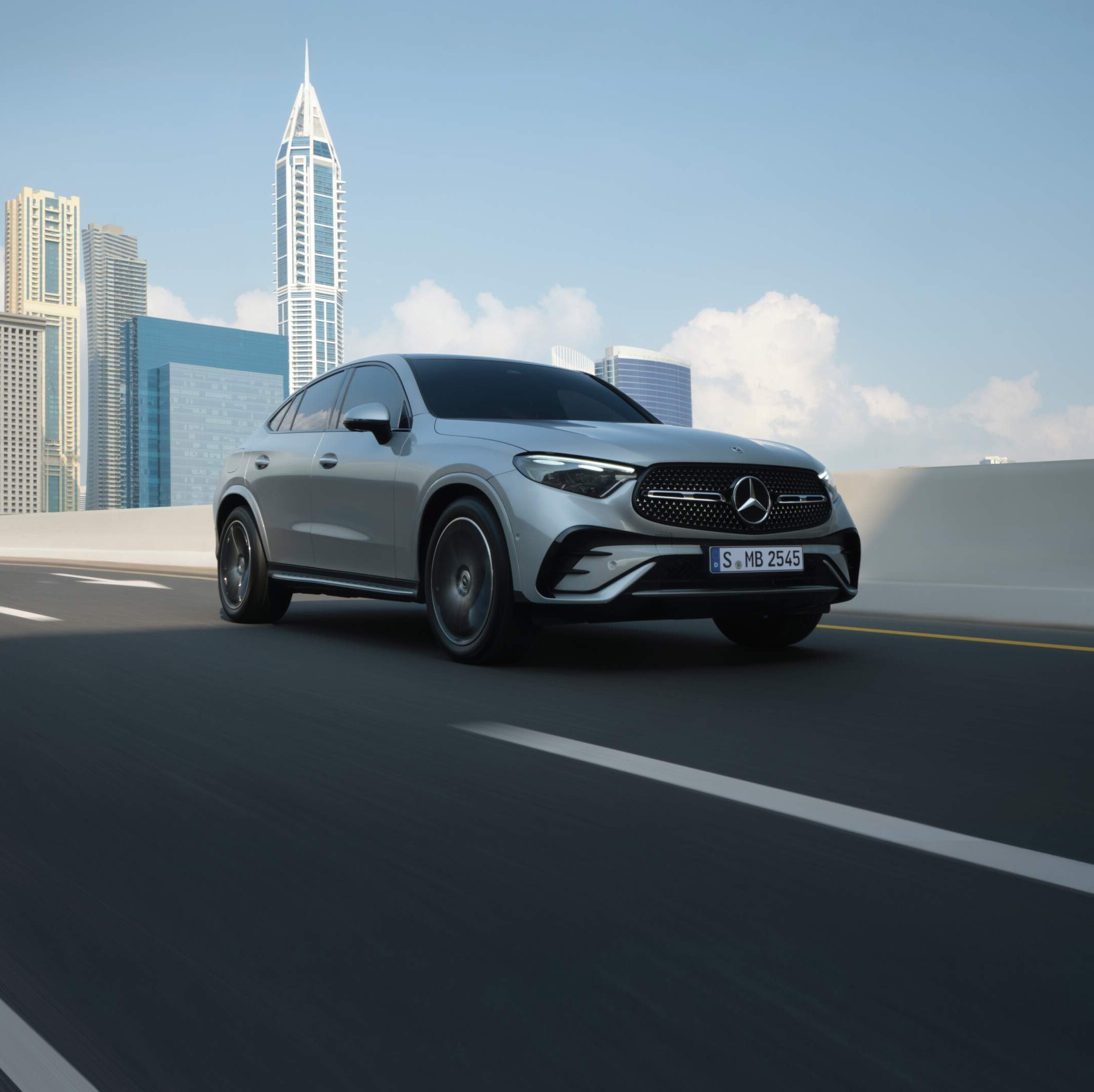 Due vetture Mercedes-Benz Certified davanti a una concessionaria