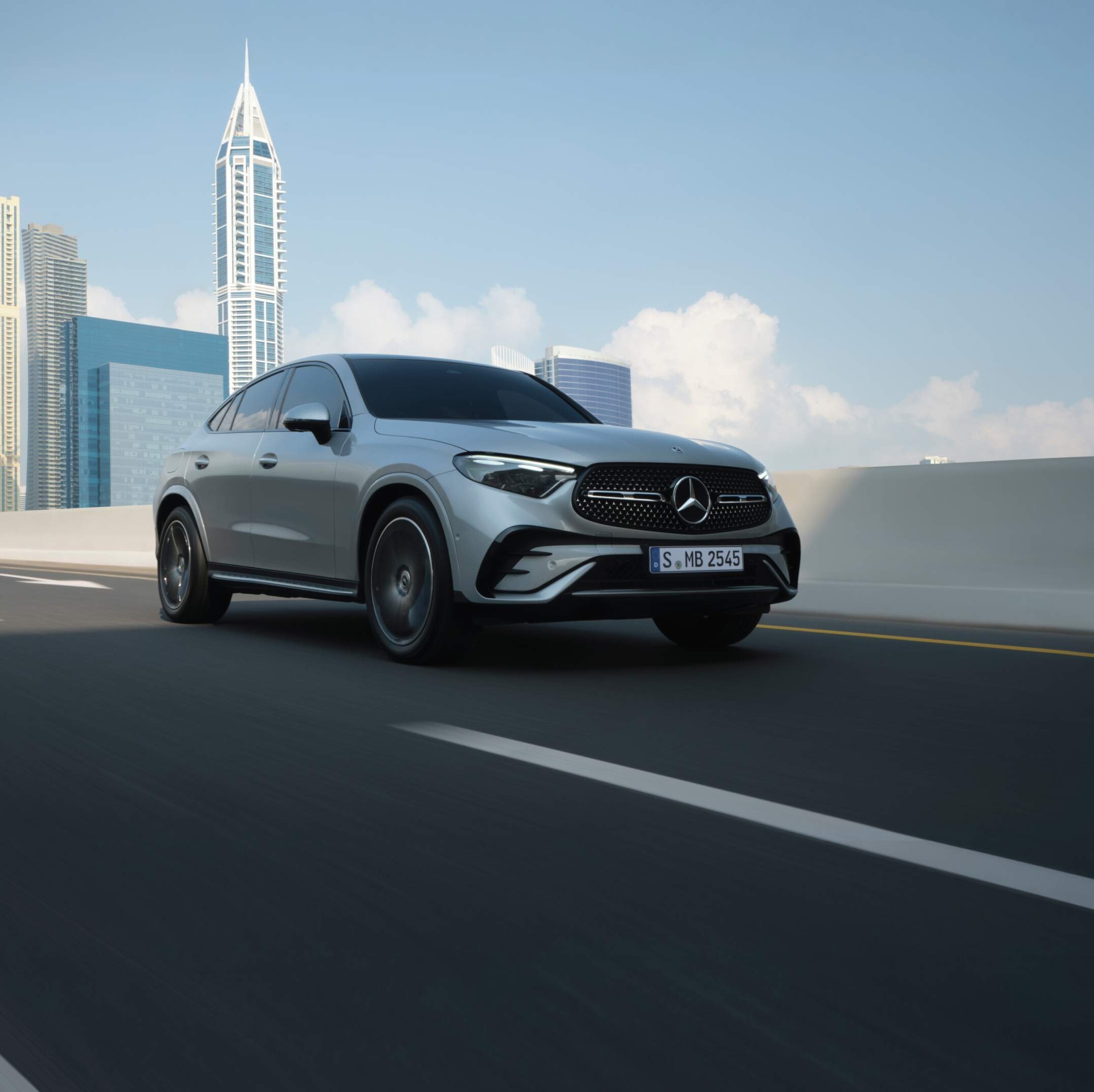 GLC Coupé coupè su una strada