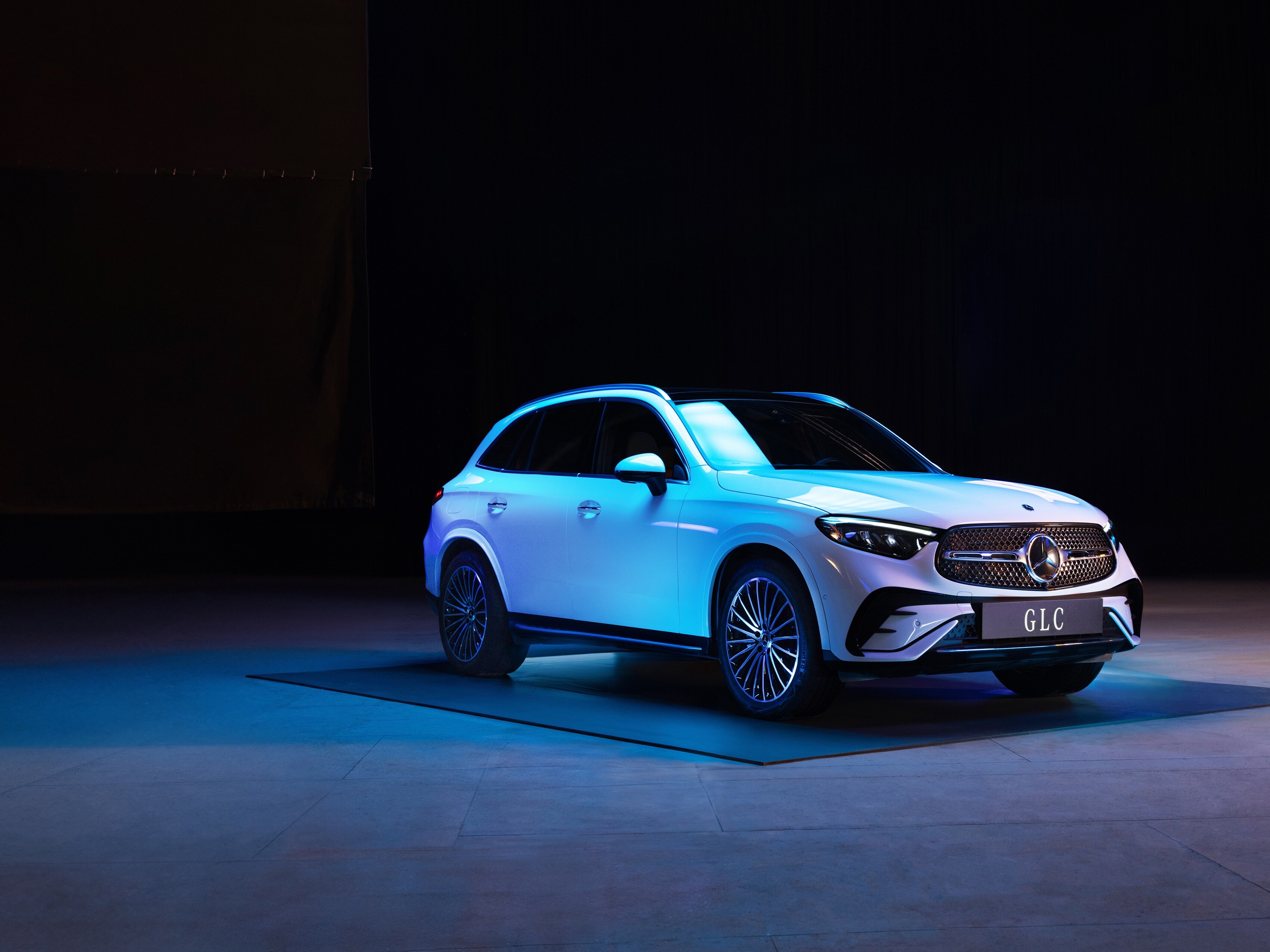 GLC SUV grigia su sfondo grigio e azzurro