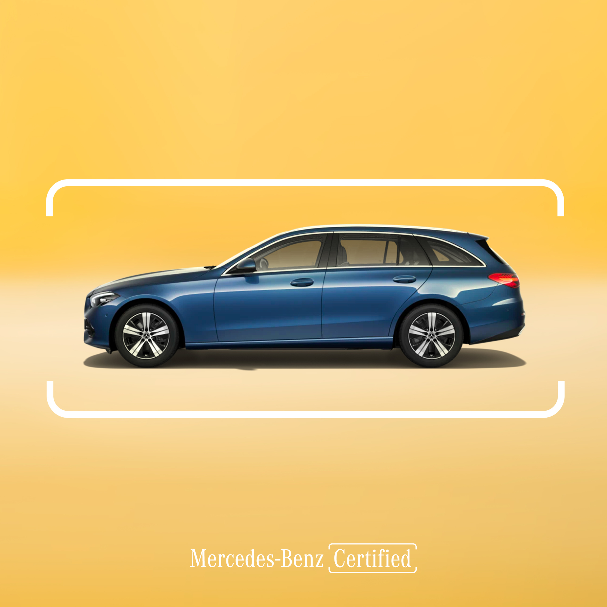 Mercedes-Benz Certified | Mercedes-Benz Classe C Station Wagon Certified di lato su sfondo giallo