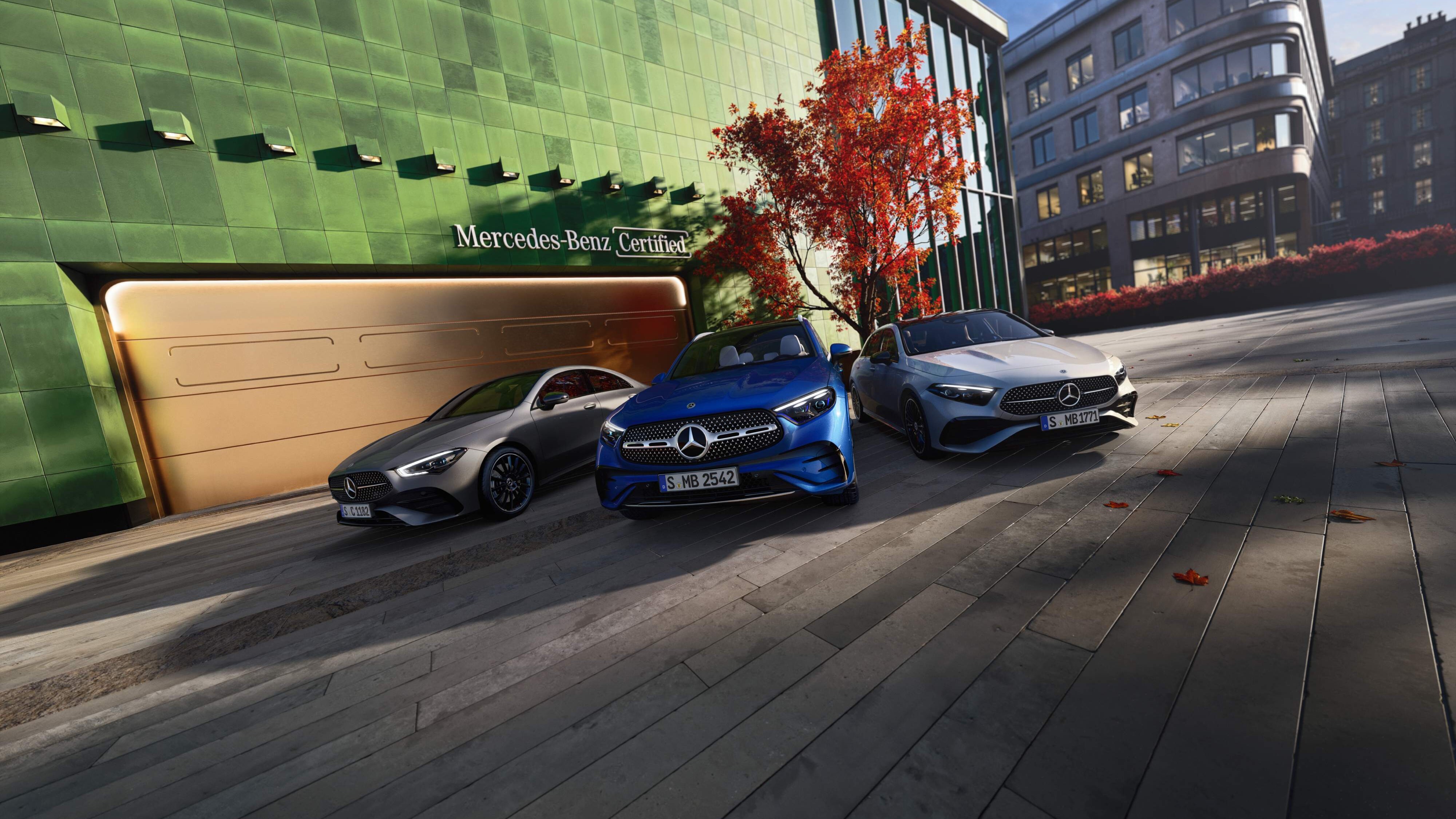Due vetture Mercedes-Benz Certified davanti a un concessionario