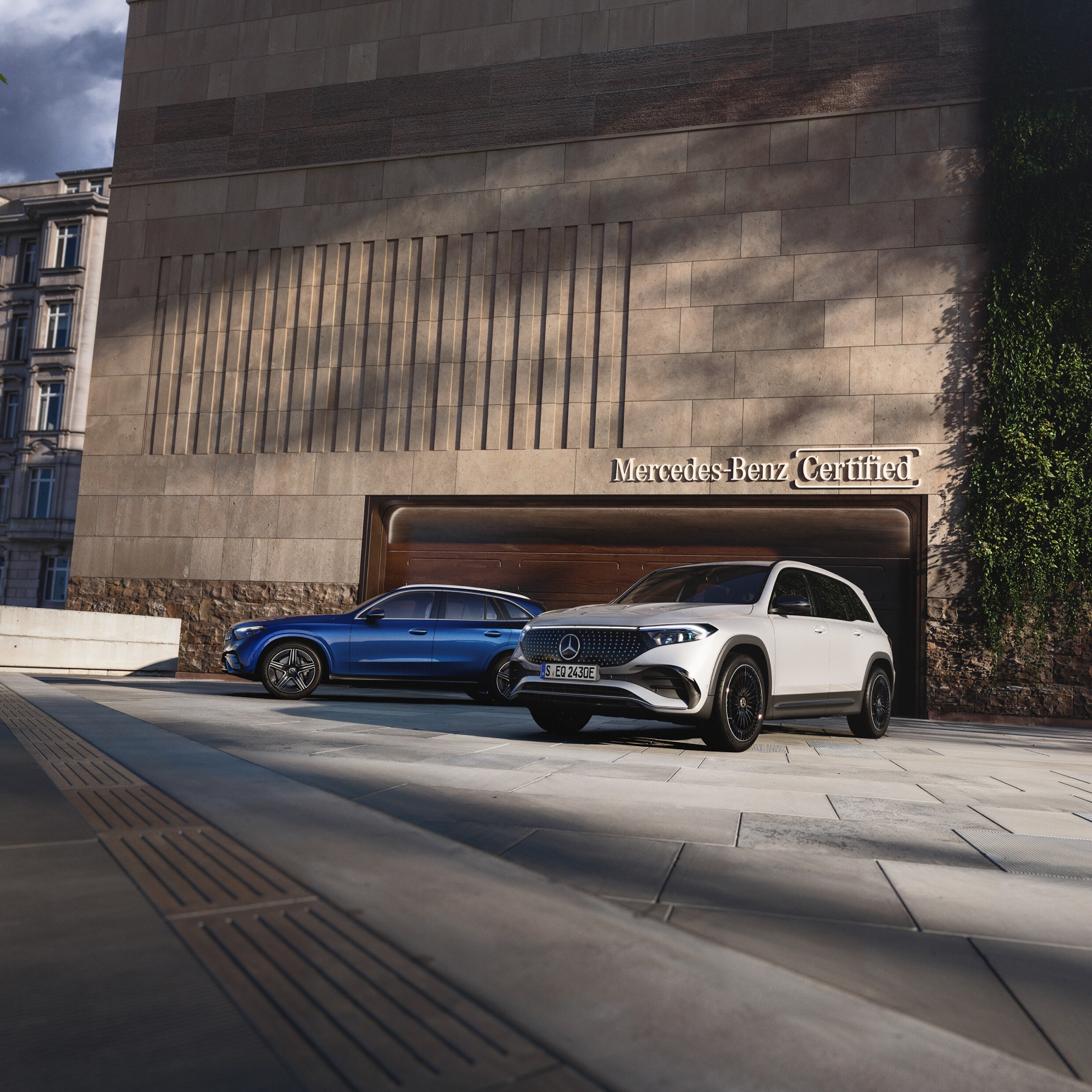 Due vetture Mercedes-Benz Certified davanti a un concessionario