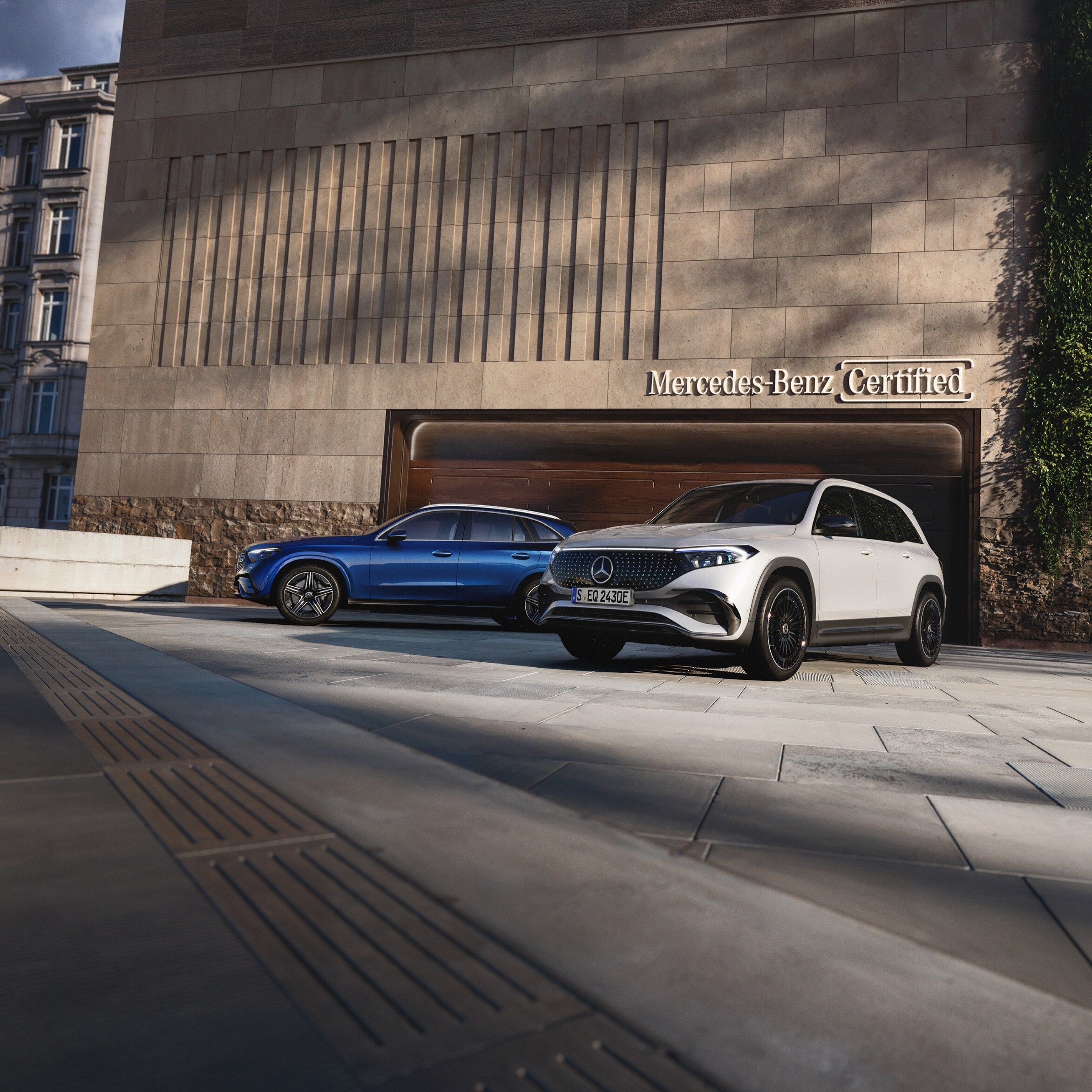 Due vetture Mercedes-Benz Certified davanti a un concessionario