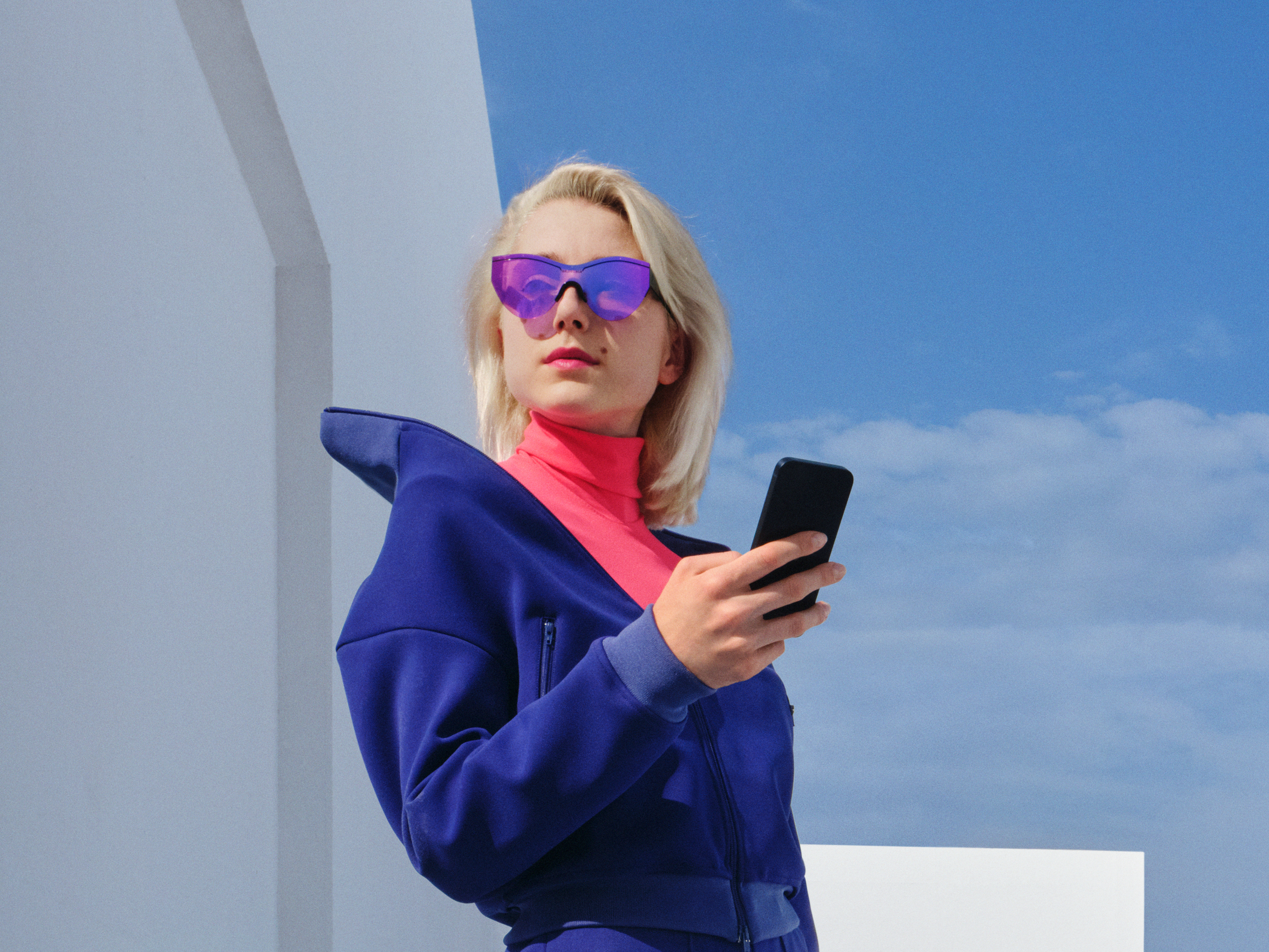 Mercedes-Benz Certified | Mercedes-Benz Donna con uno smartphone tra le mani