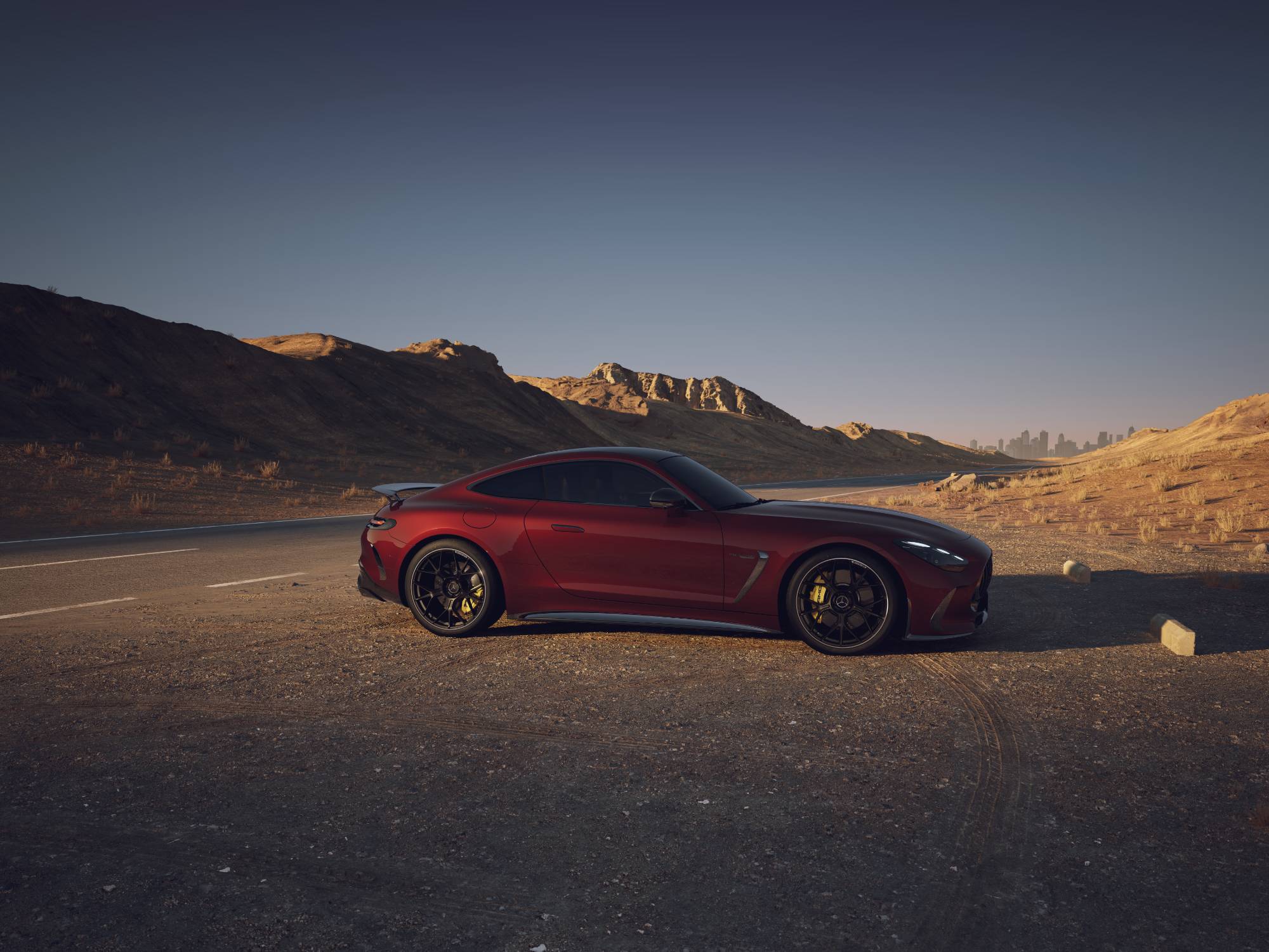 Mercedes-AMG GT 63 | Phi Beach Mercedes-AMG GT 63S di colore rosso con vista laterale