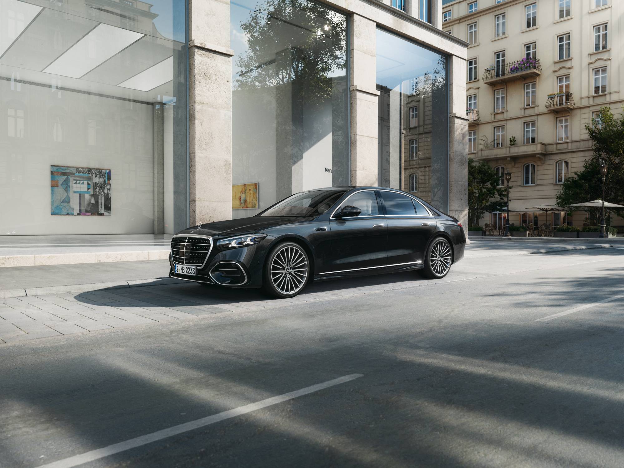 Classe S | Phi Beach Nuova Classe S Long di colore nero con sullo sfondo i palazzi di una città