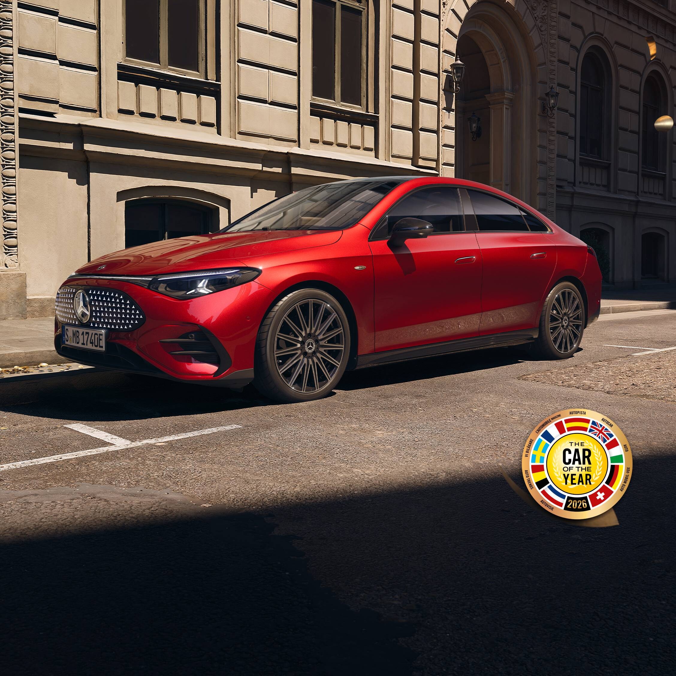 CLA elettrica di colore rosso con il logo del Car of the Year