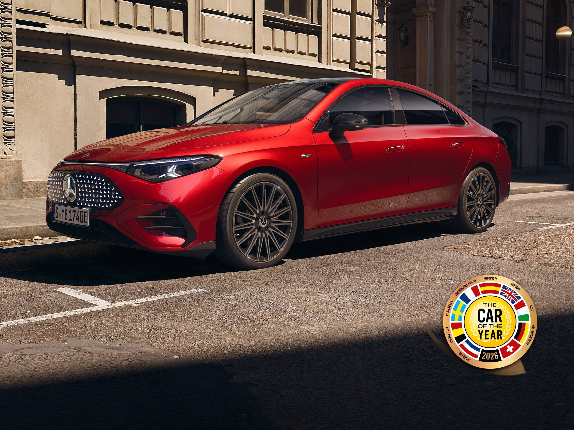 CLA elettrica di colore rosso con sullo sfondo dei palazzi