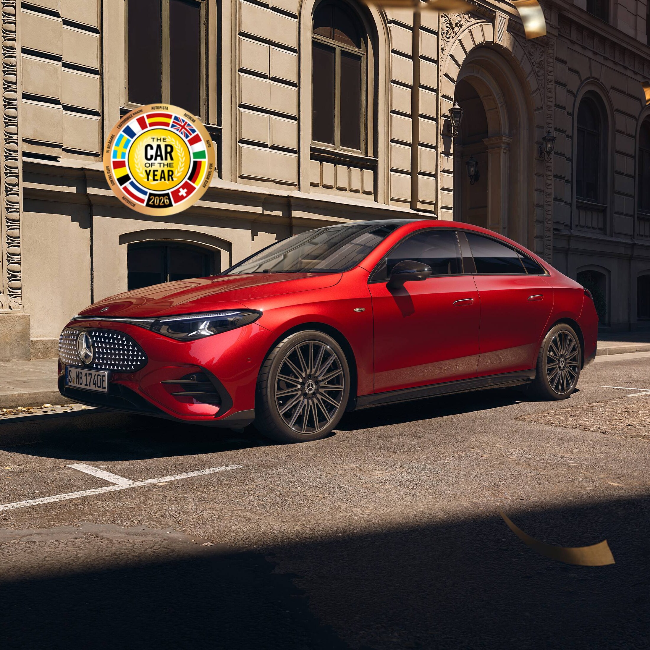 CLA elettrica di colore rosso con il logo del Car of the Year