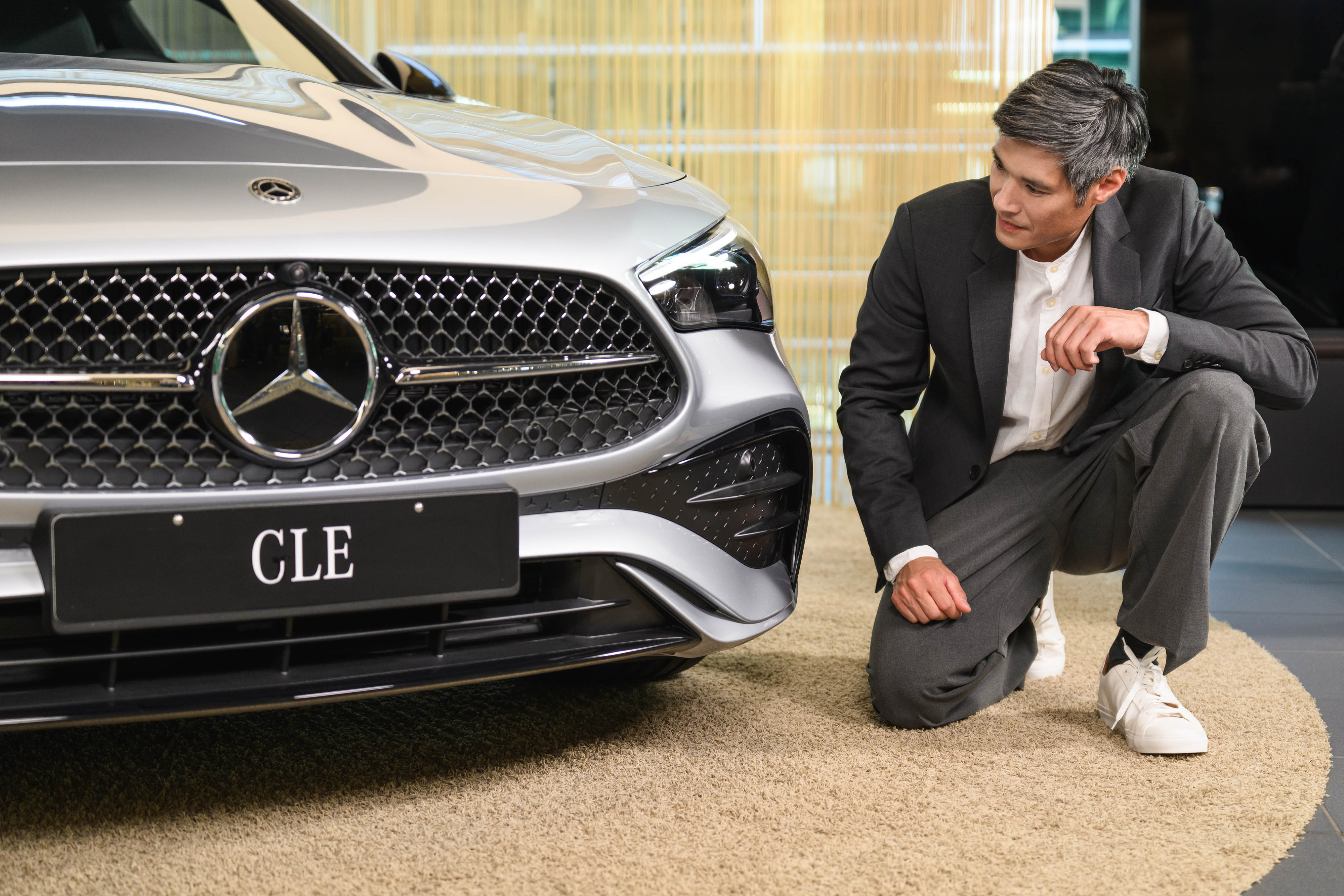 Assicurazione feel Star | Mercedes-Benz Financial Services Una donna di fronte a un tablet digita sulla tastiera