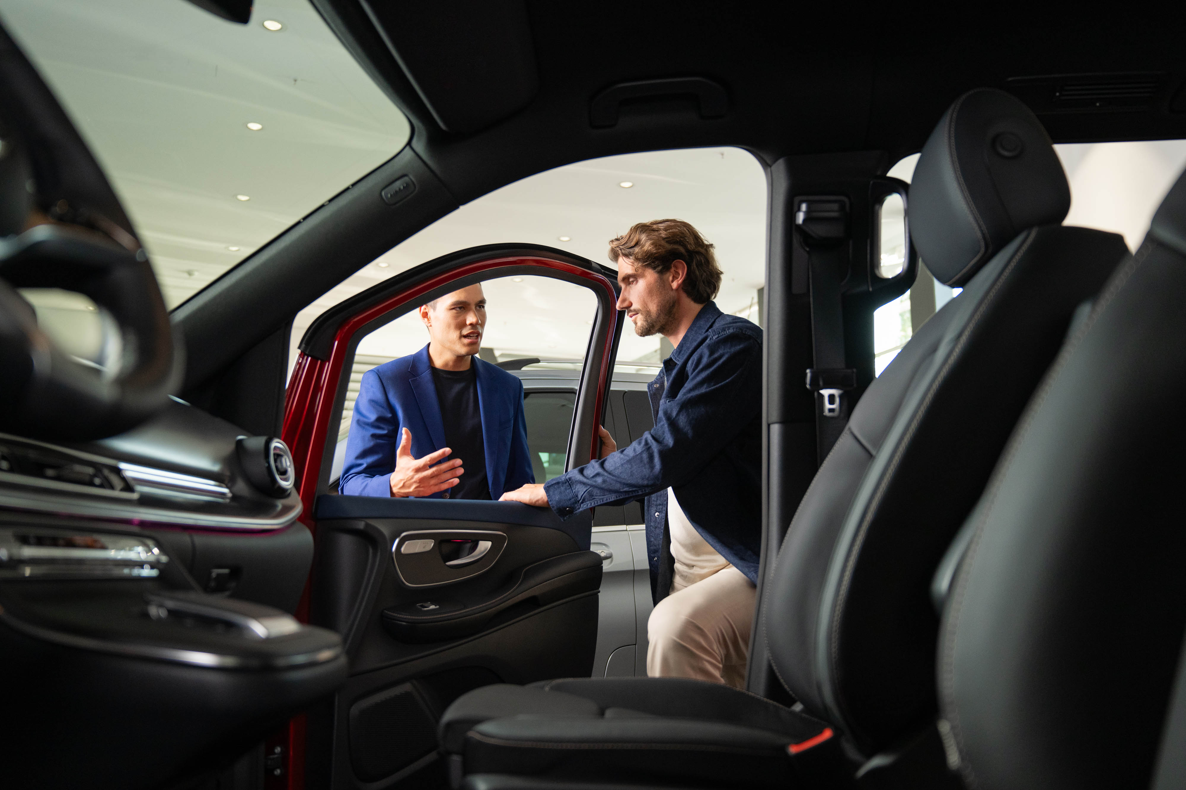 Leasing e Finanziamento per il tuo veicolo Mercedes-Benz Due persone accanto ad un veicolo Mercedes-Benz con uno sportello aperto