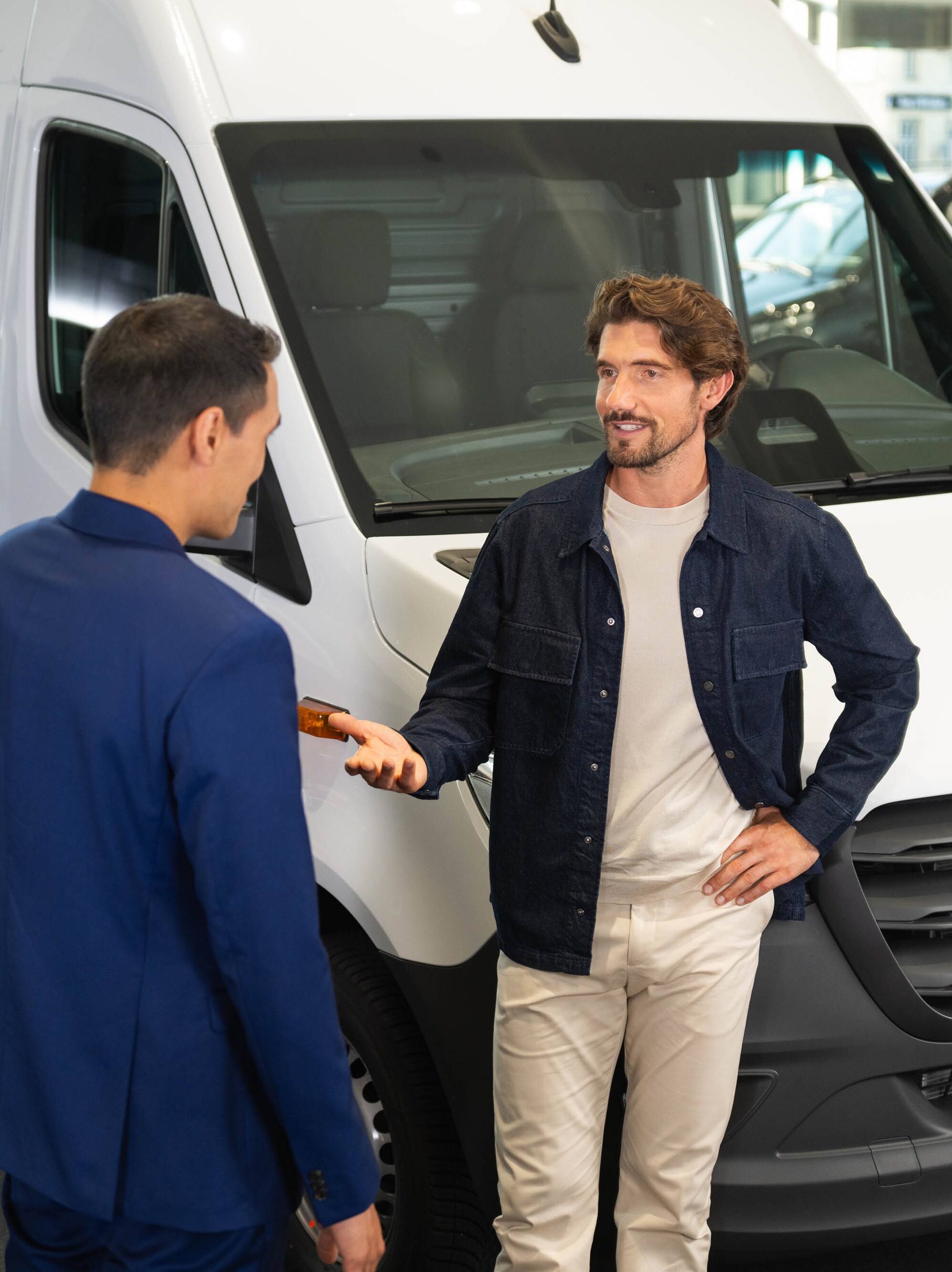 due persone che parlano accanto ad un furgone Mercedes-Benz