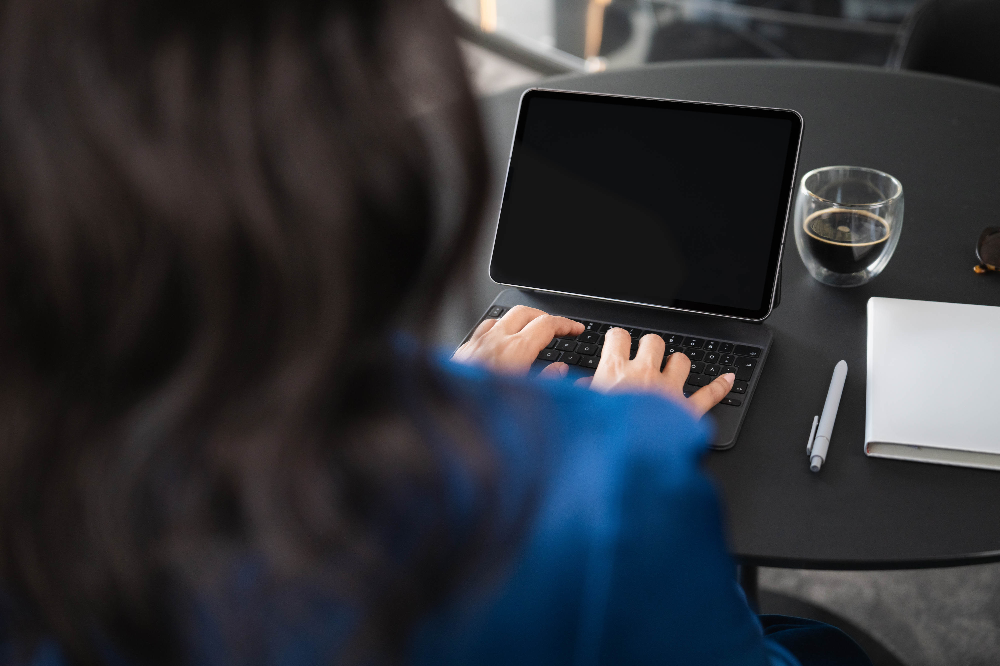 Assicurazione feel Star | Mercedes-Benz Financial Services Una donna di fronte a un tablet digita sulla tastiera