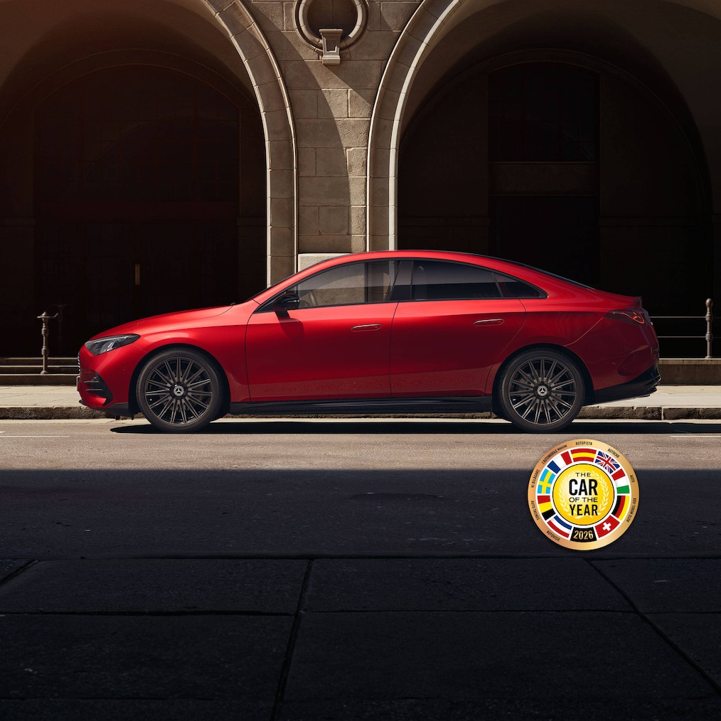 Vista anteriore laterale della Mercedes-Benz CLA C174 da una prospettiva leggermente rialzata, con tetto panoramico.