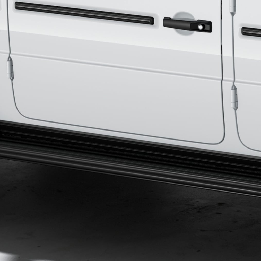 Vista posteriore laterale (dall'alto) di una Mercedes-Benz G 450 d con predellini di accesso MANUFAKTUR in colore nero.
