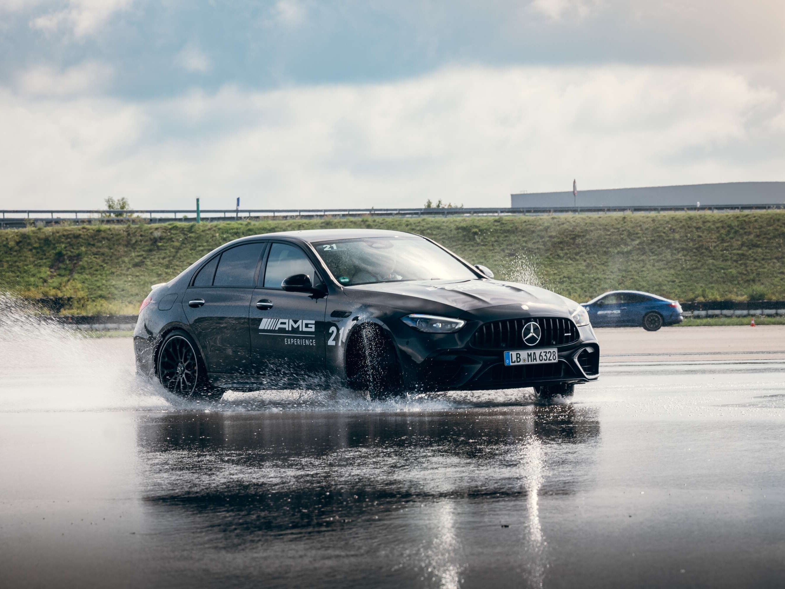 Una Mercedes-AMG  che effettua dei drift sull'acqua