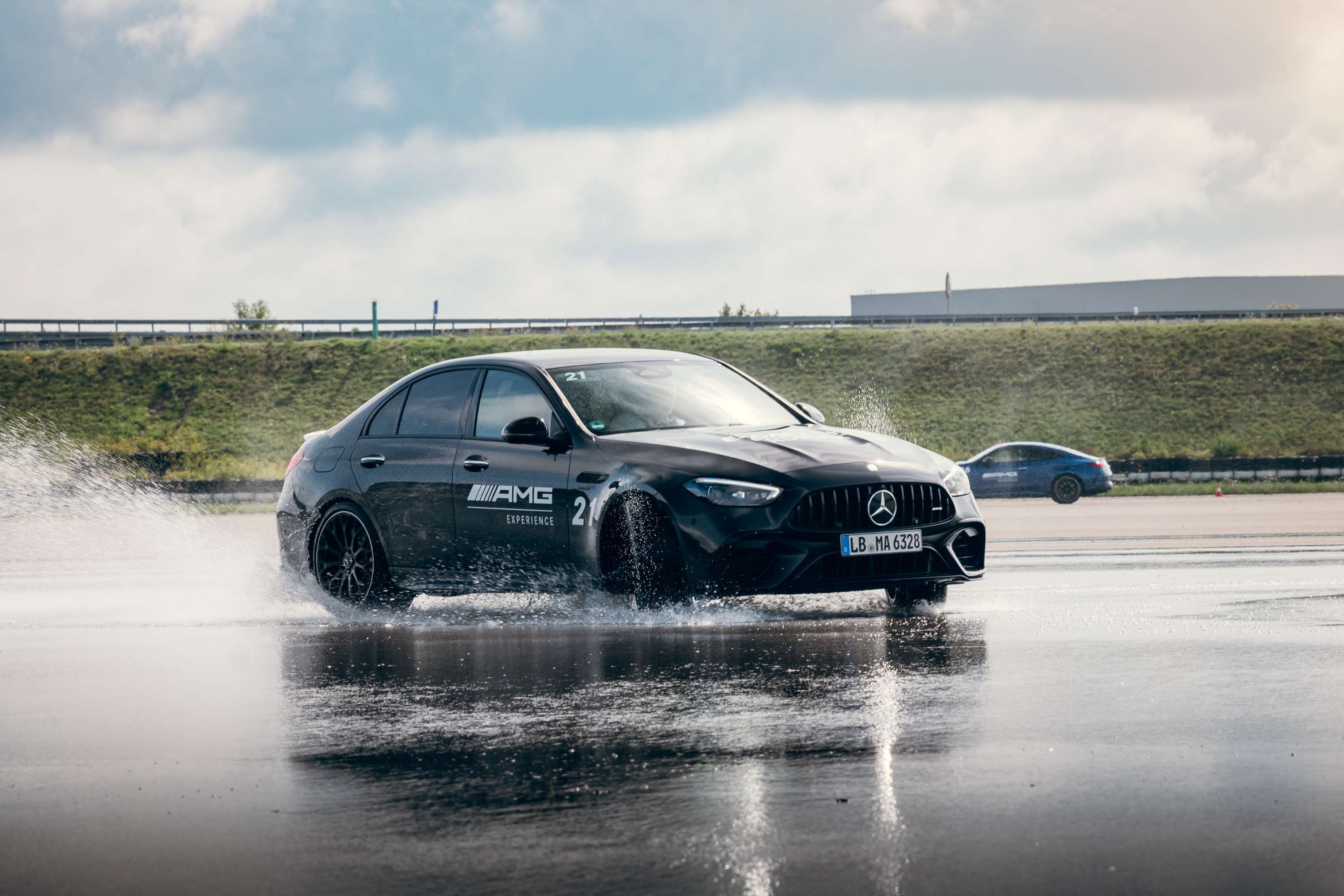 AMG Experience Drift Training | Mercedes-Benz Una Mercedes-AMG che effettua dei drift sull'acqua