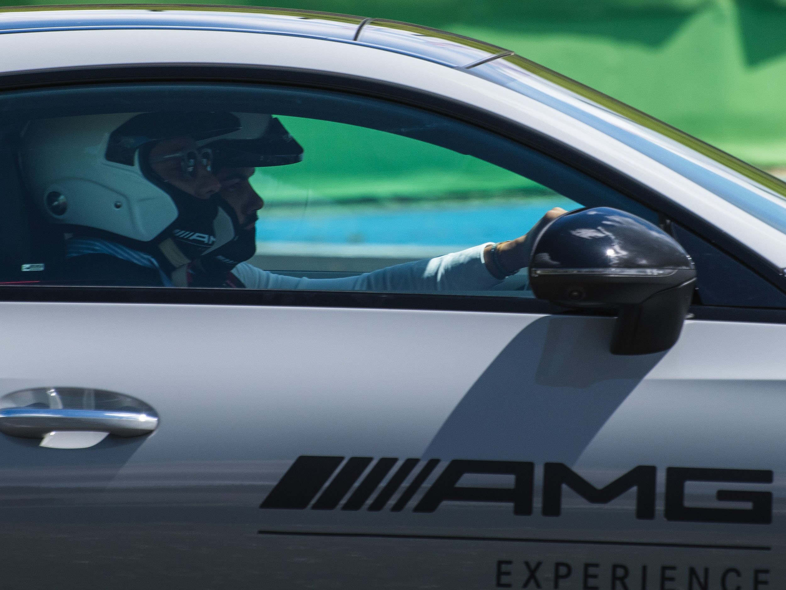 Un pilota e una persona che testano una vettura AMG