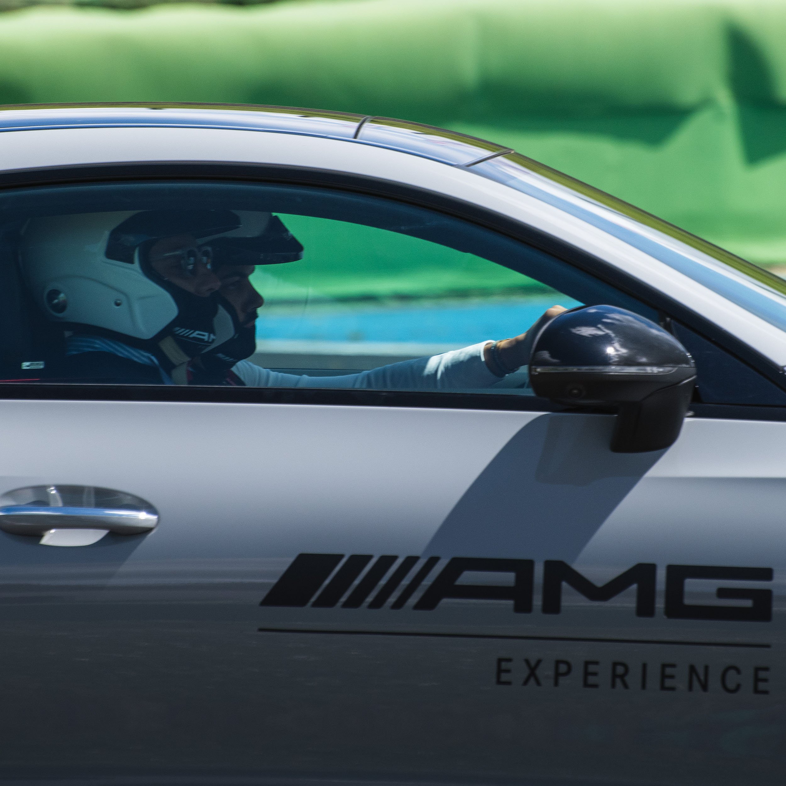AMG Experience | Mercedes-AMG Un pilota e una persona che testano una vettura AMG