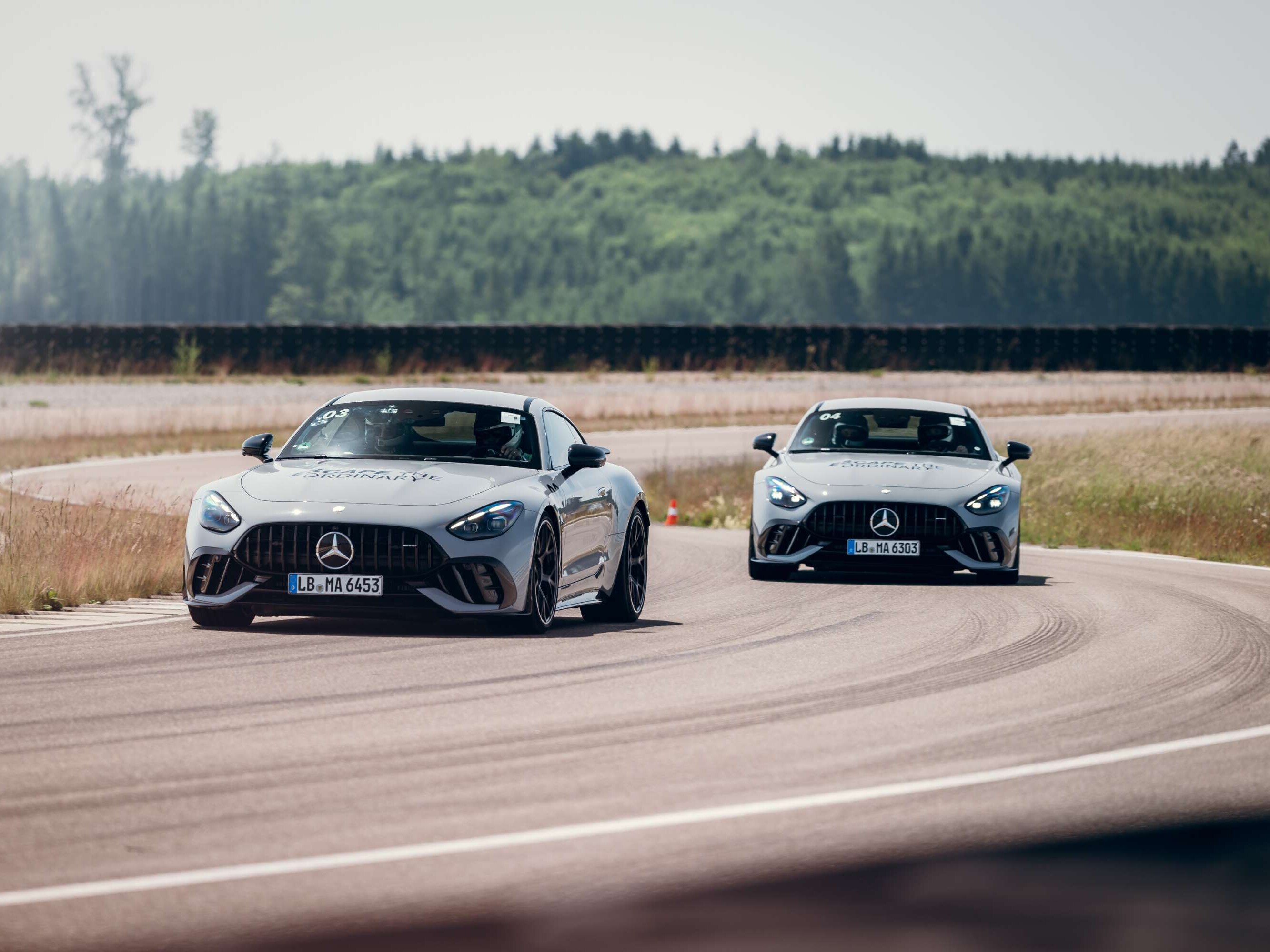 Due vetture Mercedes-AMG che sfrecciano su un circuito