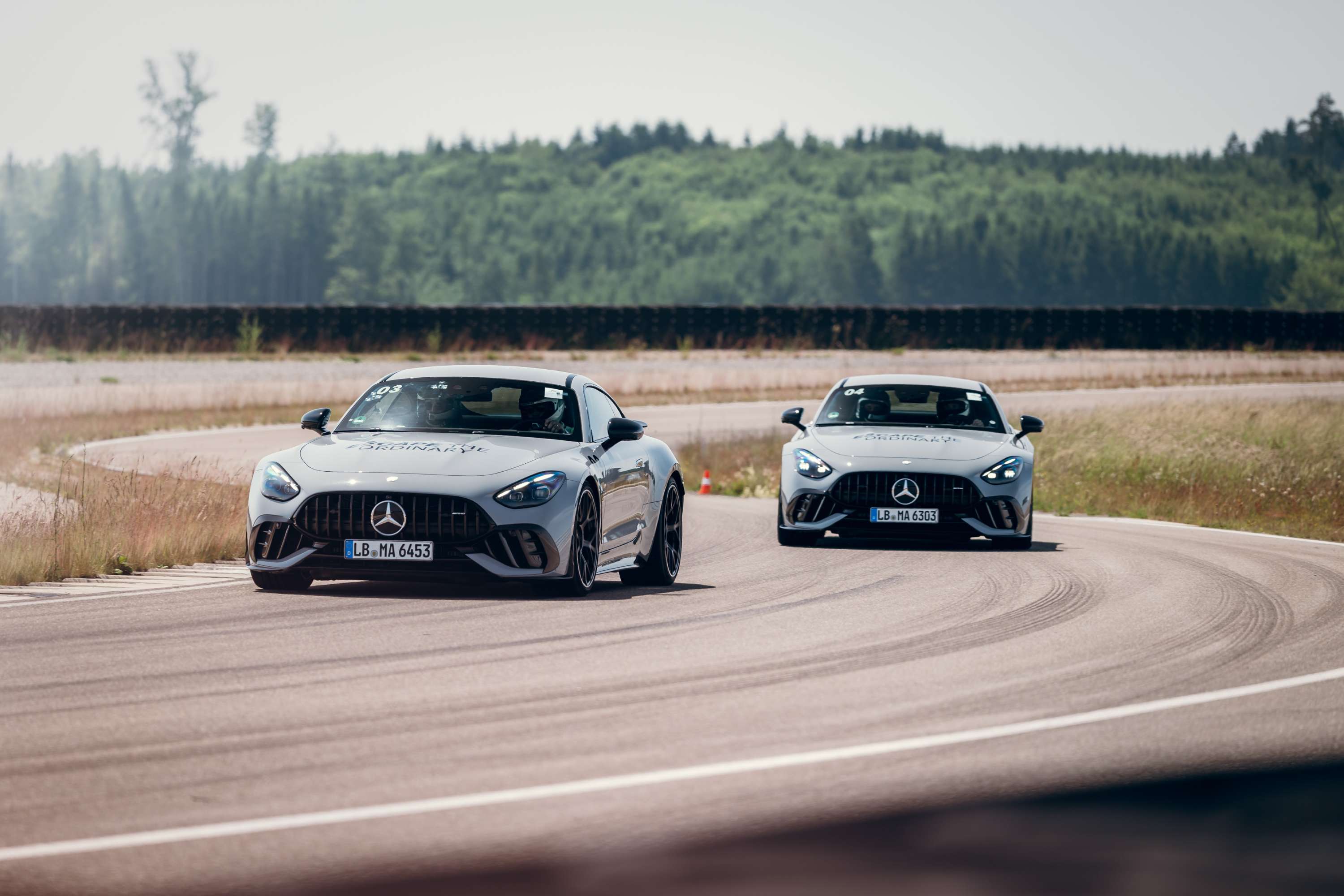 Corso AMG Experience On Track Performance | Mercedes-Benz Due vetture Mercedes-AMG che sfrecciano su un circuito