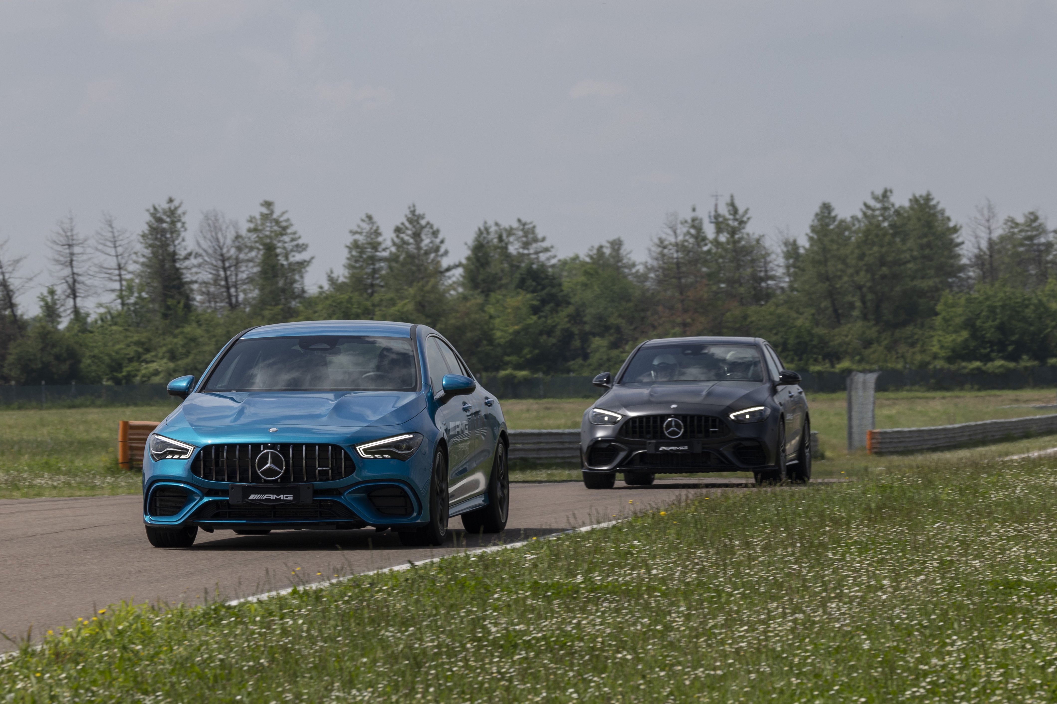 Performance AMG | Mercedes-Benz Due Mercedes-AMG in pista