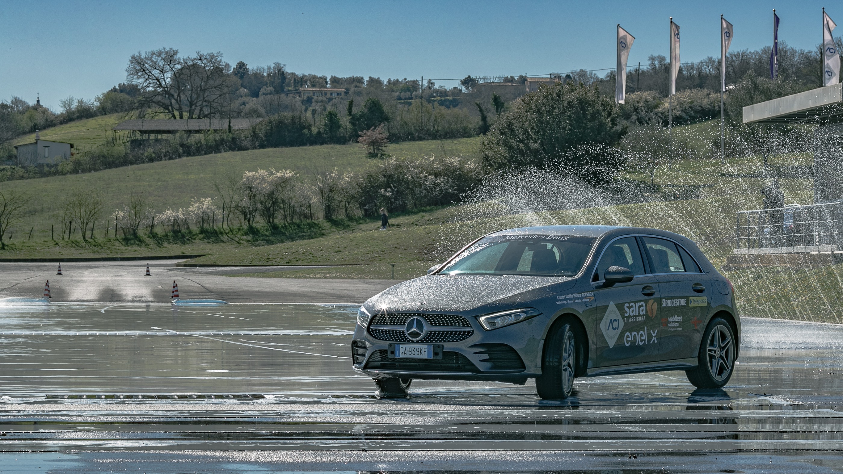 Mercedes-Benz partner dei Centri Guida Sicura ACI. Mercedes-Benz partner dei Centri Guida Sicura ACI.