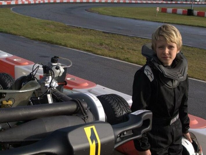 Fred Vesti di fianco a un kart da piccolo