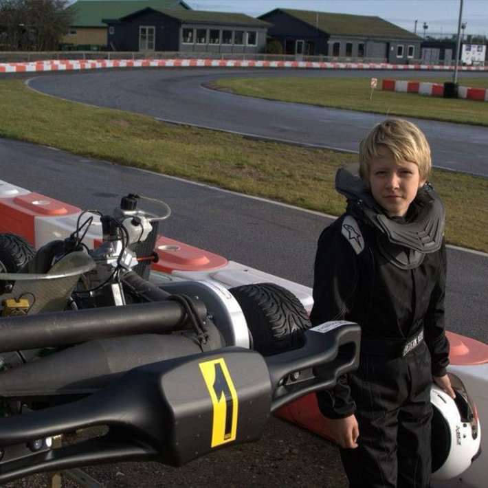 Fred Vesti | Mercedes-Benz Fred Vesti di fianco a un kart da piccolo