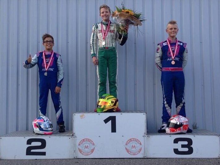 Frd Vesti su un podio da vincitore