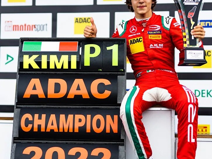 Andrea Kimi Antonelli festeggia la vittoria nel campionato