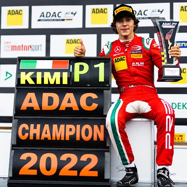 Andrea Kimi Antonelli | Mercedes-Benz Andrea Kimi Antonelli festeggia la vittoria nel campionato