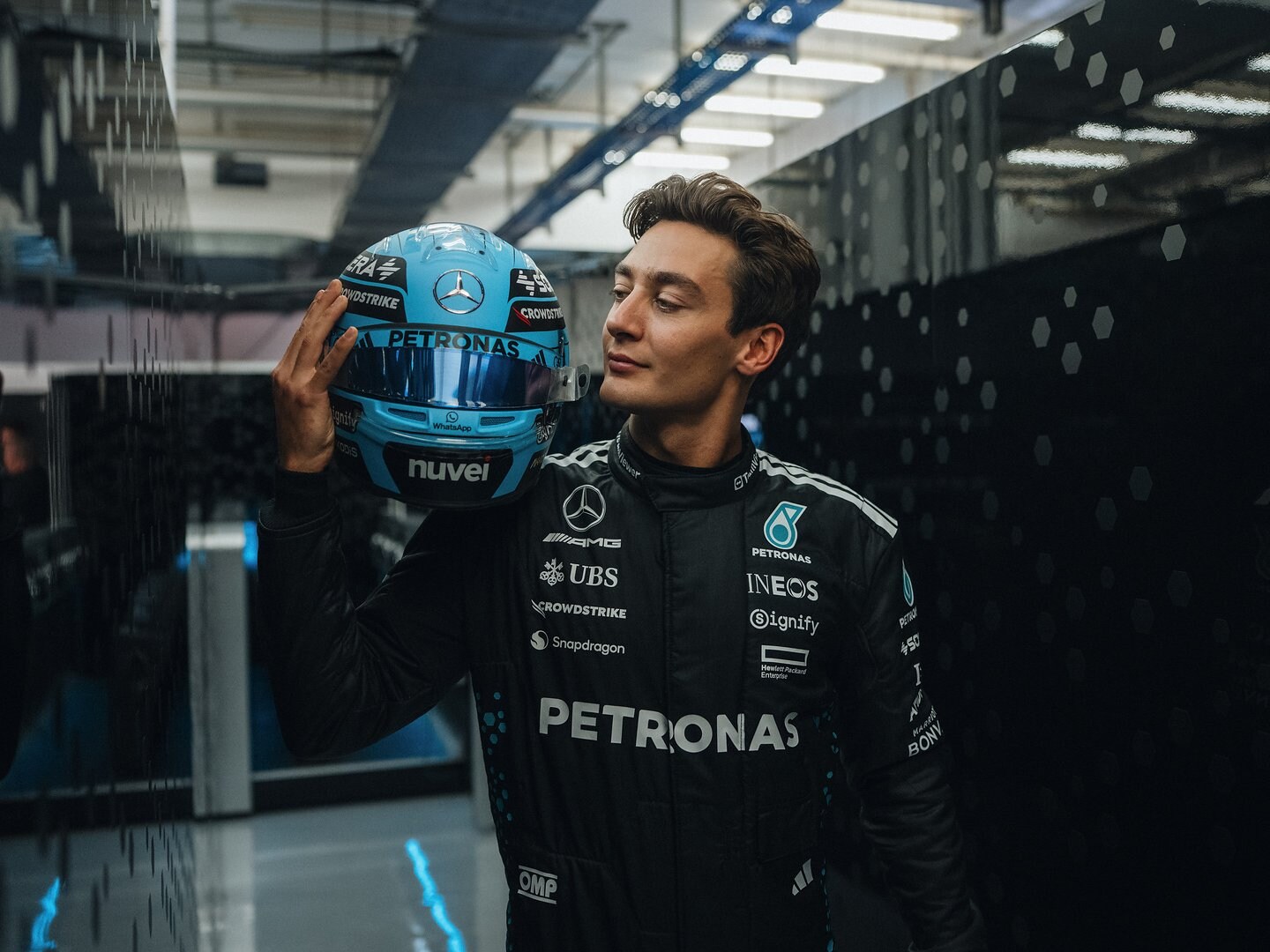 George Russell con casco azzurro sulla spalla