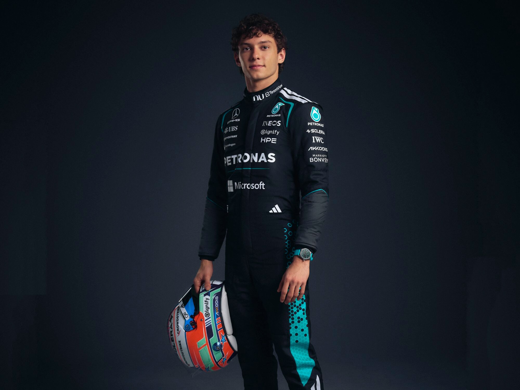 Andrea Kimi Antonelli con la tuta da pilota