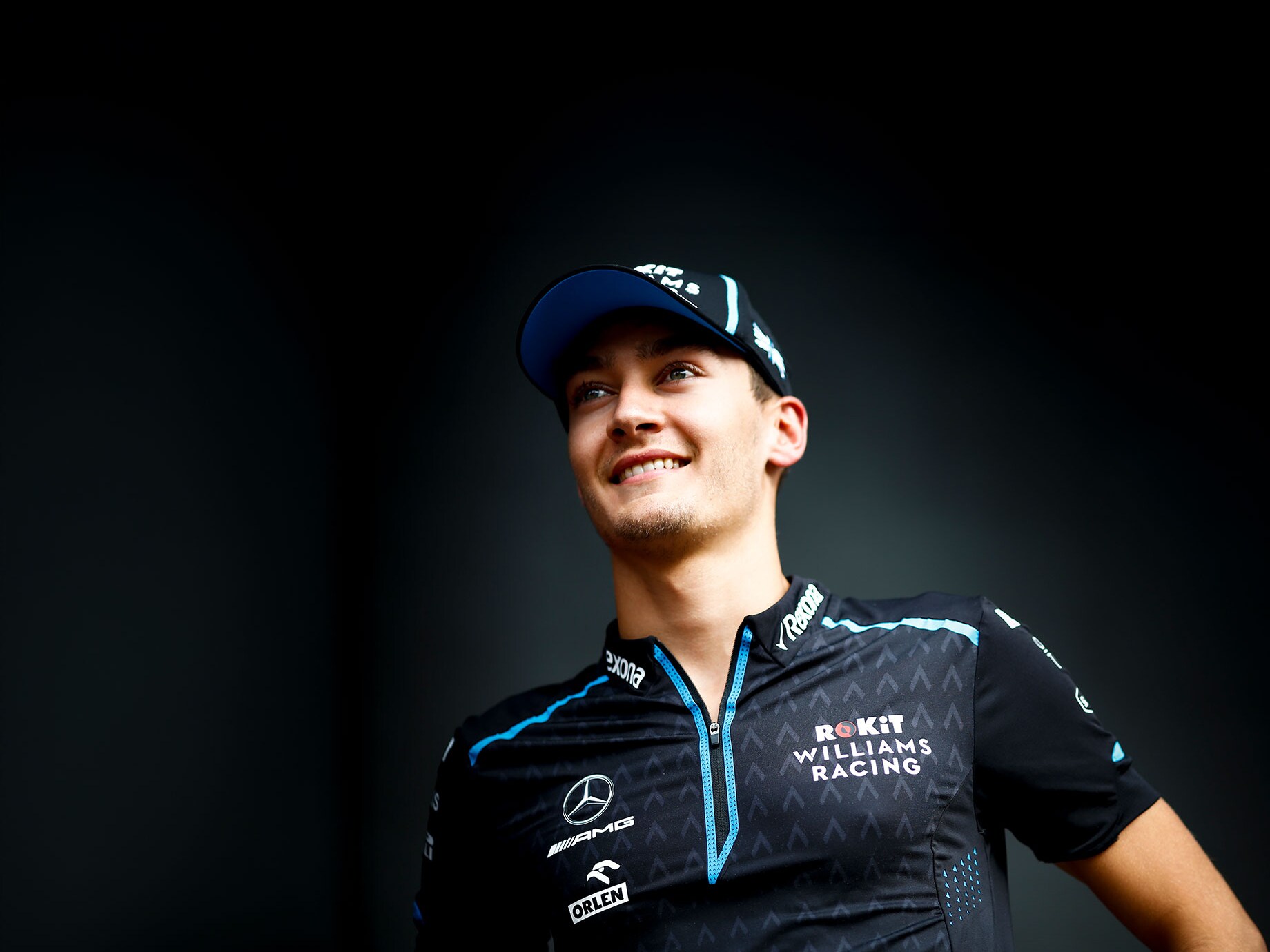 George Russell con la polo del Team Merceds-AMG Petronas