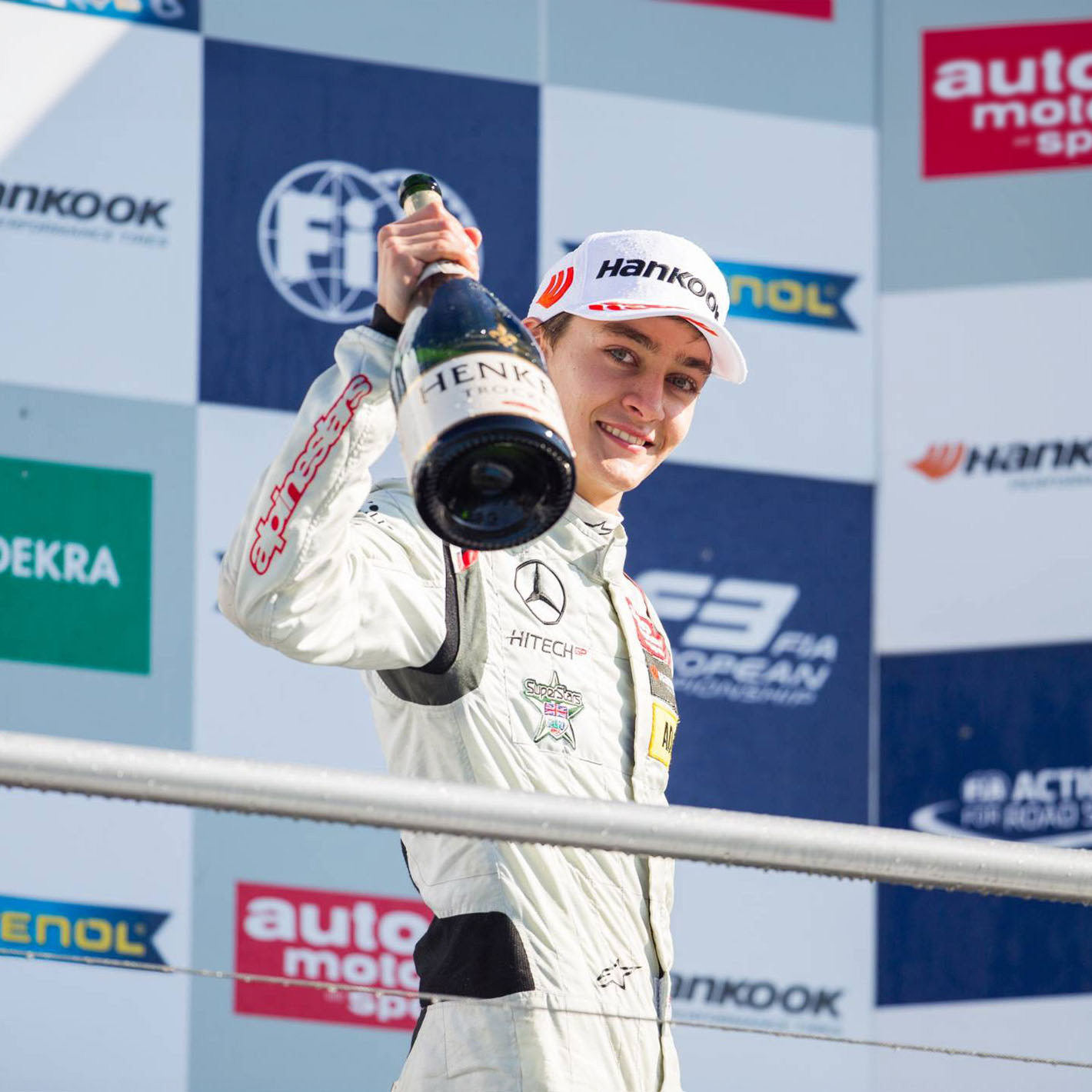 George Russell | Mercedes-Benz George Russell festeggia sul podio una vittoria