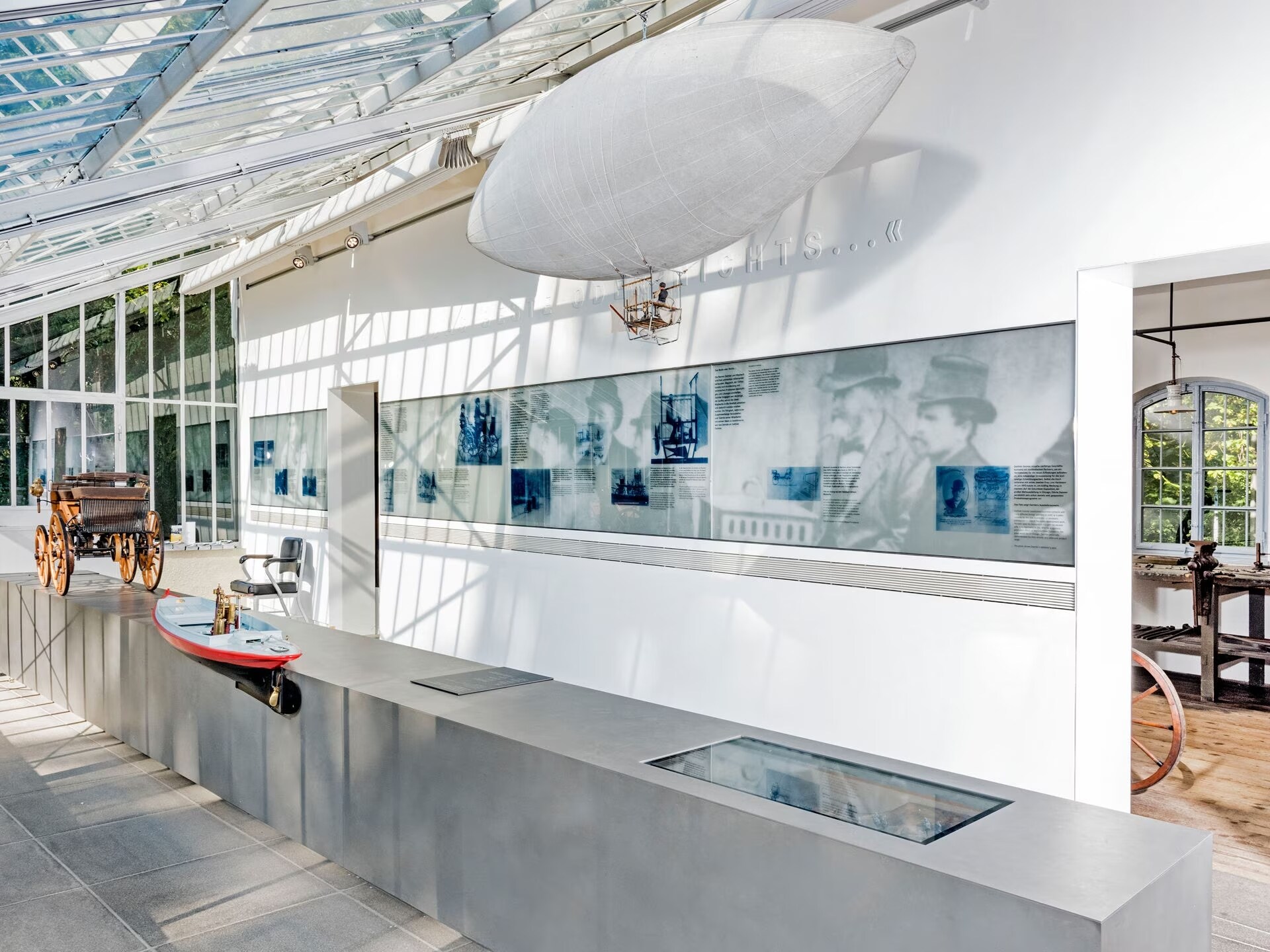 Interno del Mercedes-Benz Daimler Memorial