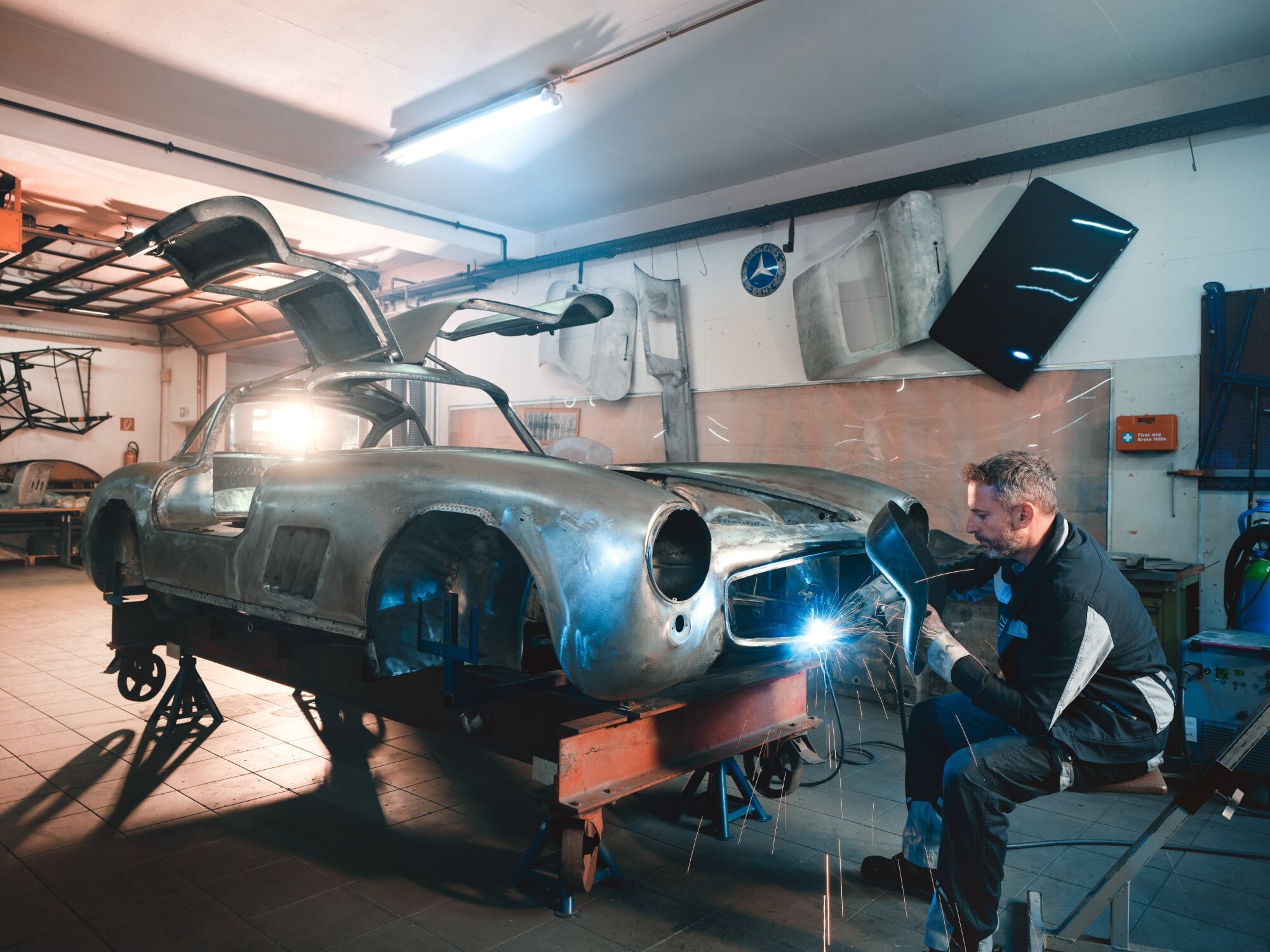 Meccanico specializzato ripara una Mercedes- Benz Ali di Gabbiano