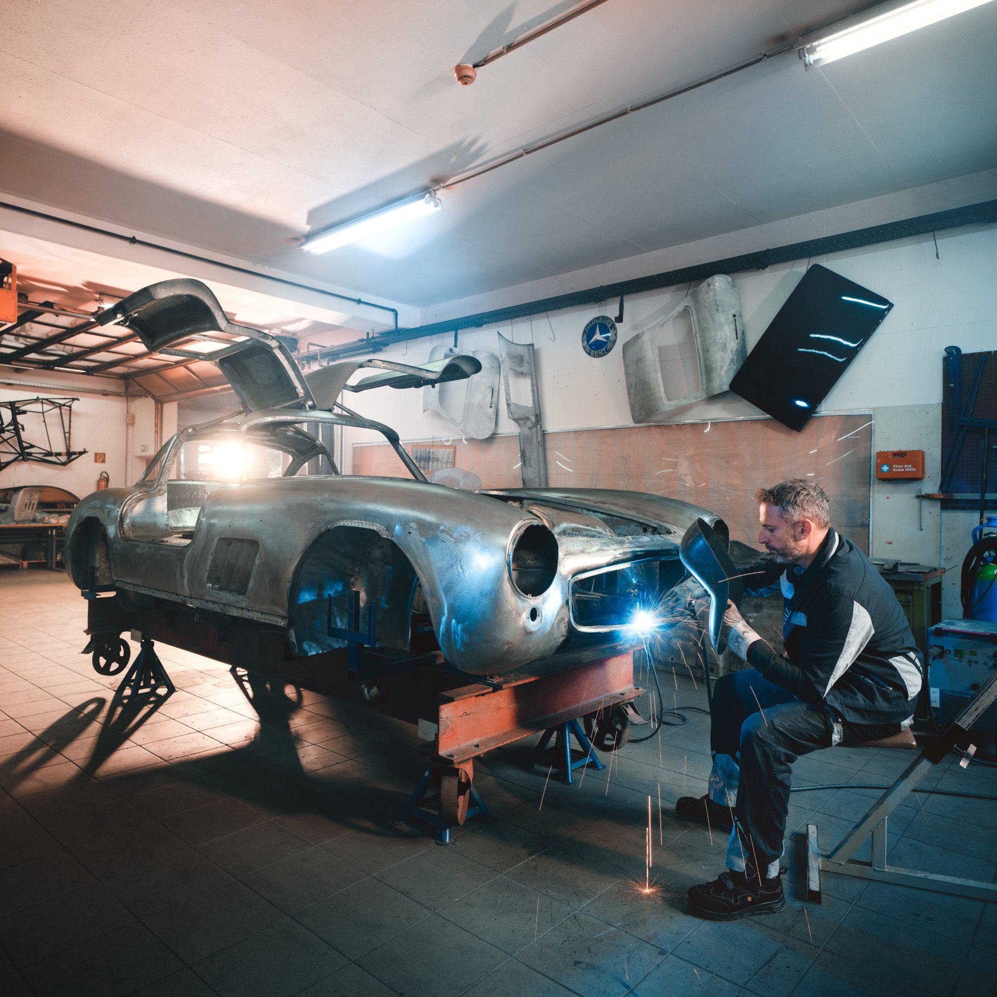 Mercedes-Benz Classic | Mercedes-Benz Meccanico specializzato ripara una Mercedes- Benz Ali di Gabbiano