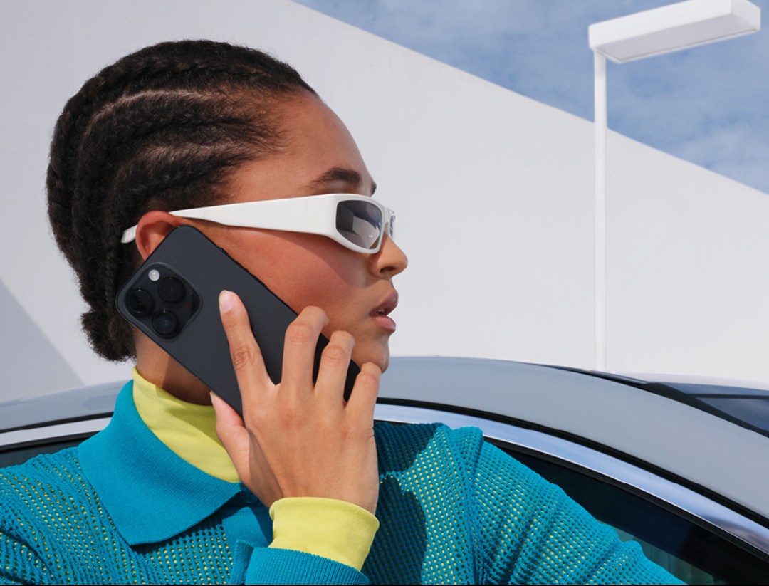 Numero unico | Mercedes-Benz Una donna al telefono davanti a una vettura Mercedes-Benz