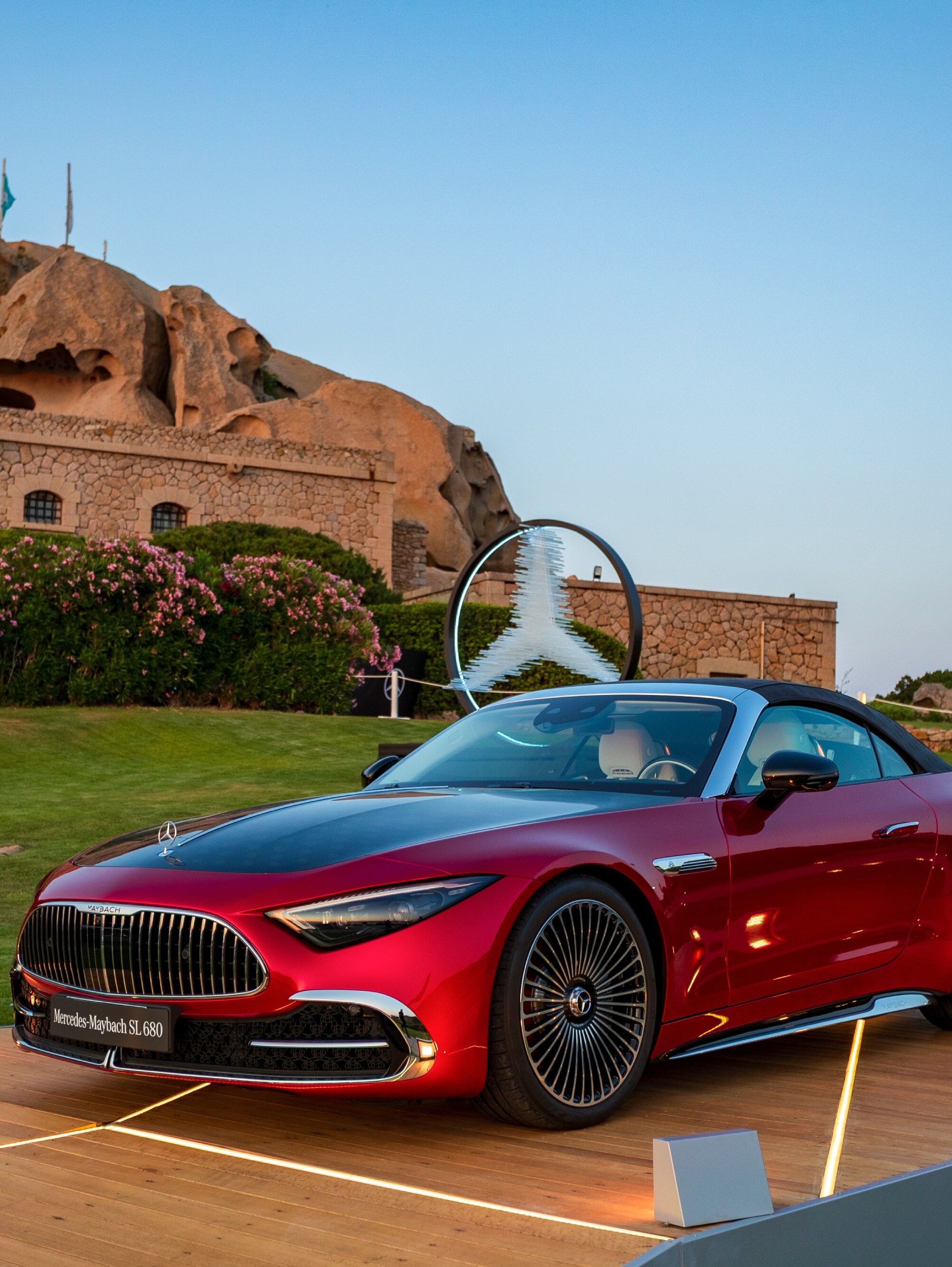 Mercedes-Maybach SL 680 Monogram Series di colore rosso con vista a tre quarti