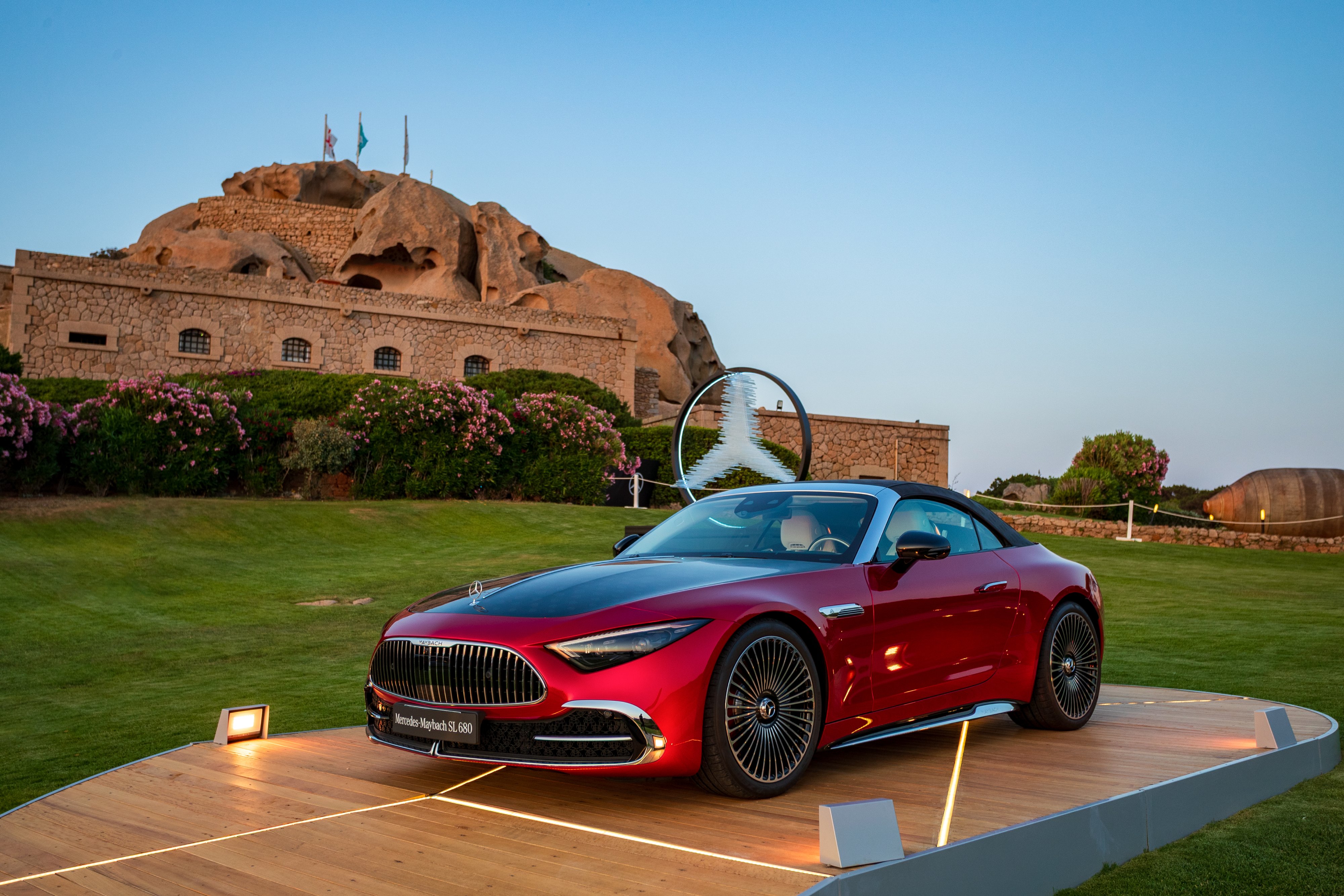 Mercedes-Maybach SL 680 Monogram Series | Phi Beach Mercedes-Maybach SL 680 Monogram Series di colore rosso con vista a tre quarti